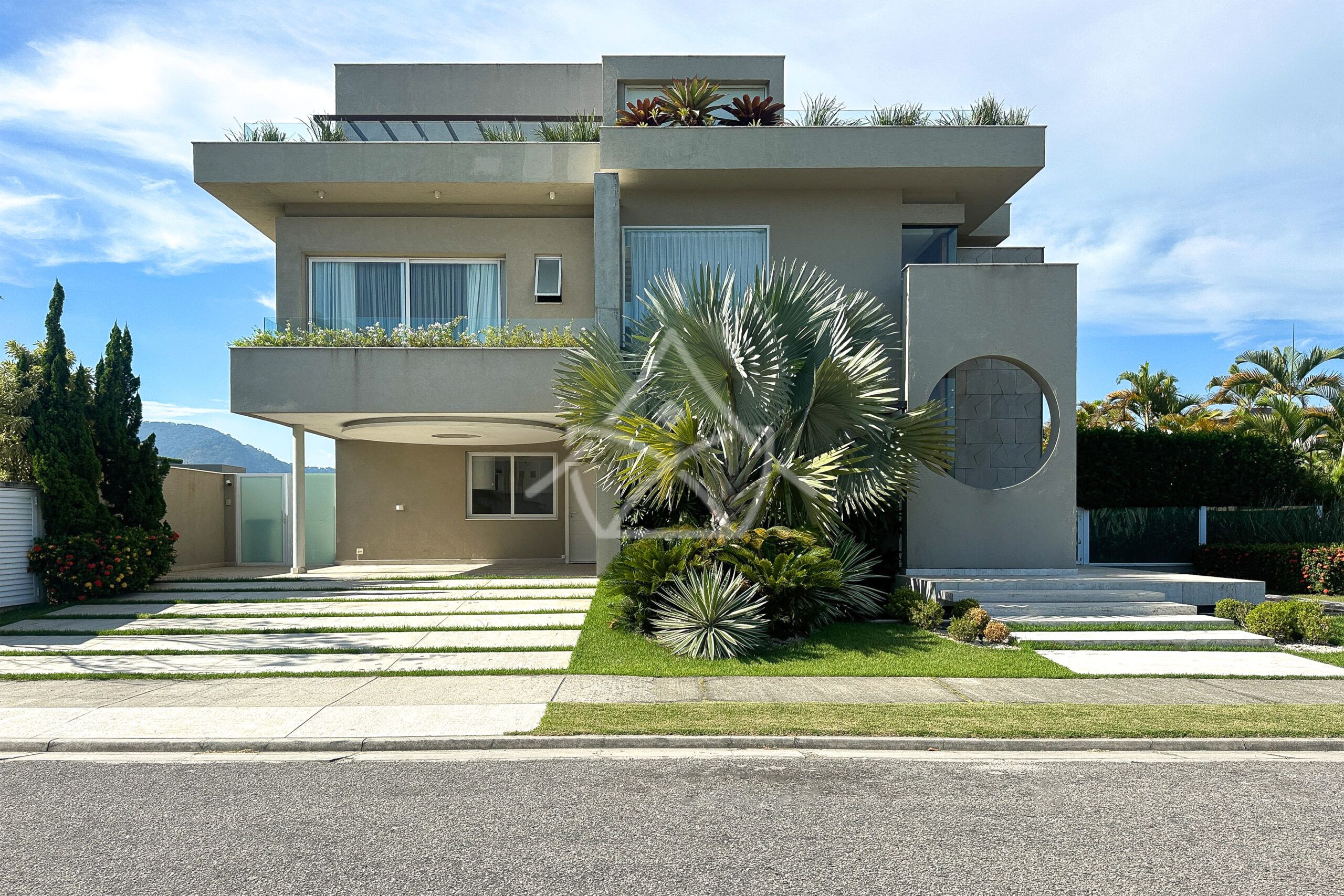 Casa à venda, Alphaville Barra da Tijuca, Casa com placas solares, imóveis de luxo, condomínio fechado, Royal 4 House, segurança 24 horas, infraestrutura completa, sustentabilidade, qualidade de vida, Barra da Tijuca, Rio de Janeiro, piscina, churrasqueira, área gourmet, suíte master, walk-in closet, lazer completo, oportunidade única, exclusividade, conforto, sofisticação, localização privilegiada, fácil acesso, vista deslumbrante, pôr do sol, privacidade, tranquilidade, natureza, ar puro, bem-estar, investimento, patrimônio, sonho, realização, família, lar.
