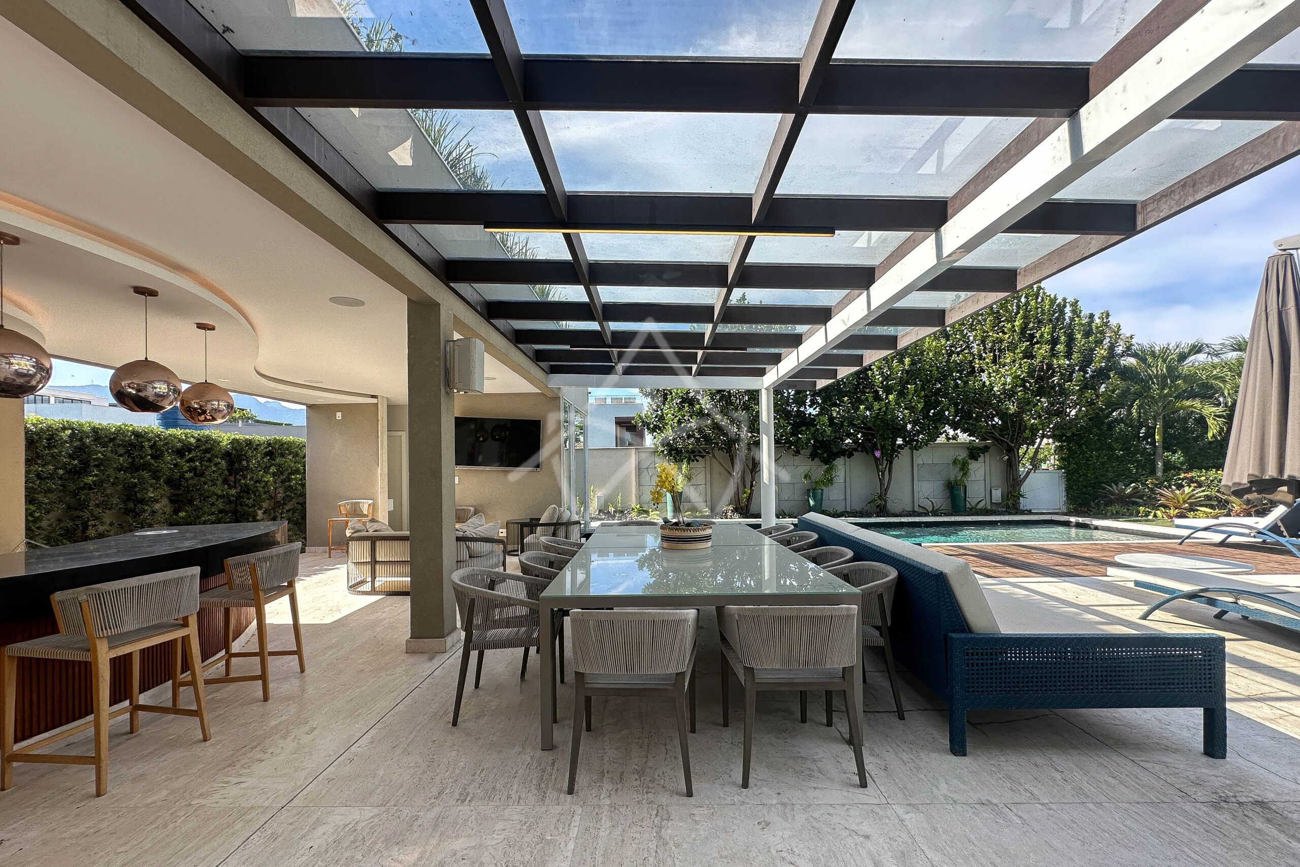 Casa à venda, Alphaville Barra da Tijuca, Casa com placas solares, imóveis de luxo, condomínio fechado, Royal 4 House, segurança 24 horas, infraestrutura completa, sustentabilidade, qualidade de vida, Barra da Tijuca, Rio de Janeiro, piscina, churrasqueira, área gourmet, suíte master, walk-in closet, lazer completo, oportunidade única, exclusividade, conforto, sofisticação, localização privilegiada, fácil acesso, vista deslumbrante, pôr do sol, privacidade, tranquilidade, natureza, ar puro, bem-estar, investimento, patrimônio, sonho, realização, família, lar.