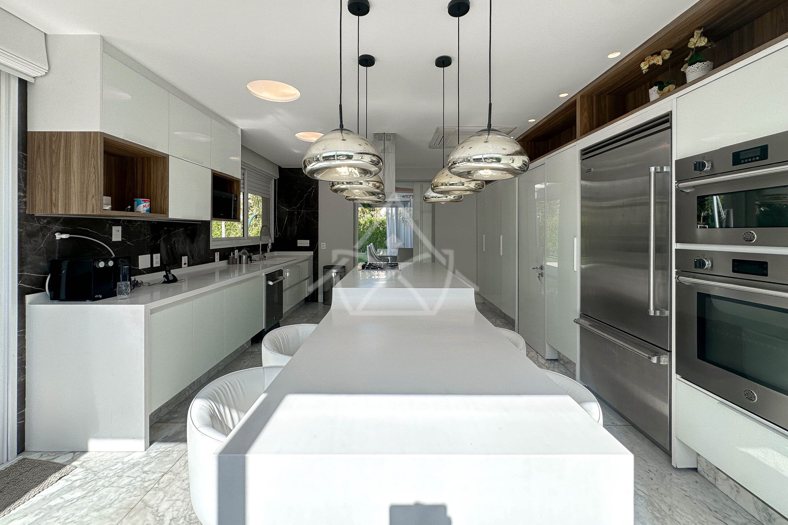Casa à venda, Alphaville Barra da Tijuca, Casa com placas solares, imóveis de luxo, condomínio fechado, Royal 4 House, segurança 24 horas, infraestrutura completa, sustentabilidade, qualidade de vida, Barra da Tijuca, Rio de Janeiro, piscina, churrasqueira, área gourmet, suíte master, walk-in closet, lazer completo, oportunidade única, exclusividade, conforto, sofisticação, localização privilegiada, fácil acesso, vista deslumbrante, pôr do sol, privacidade, tranquilidade, natureza, ar puro, bem-estar, investimento, patrimônio, sonho, realização, família, lar.
