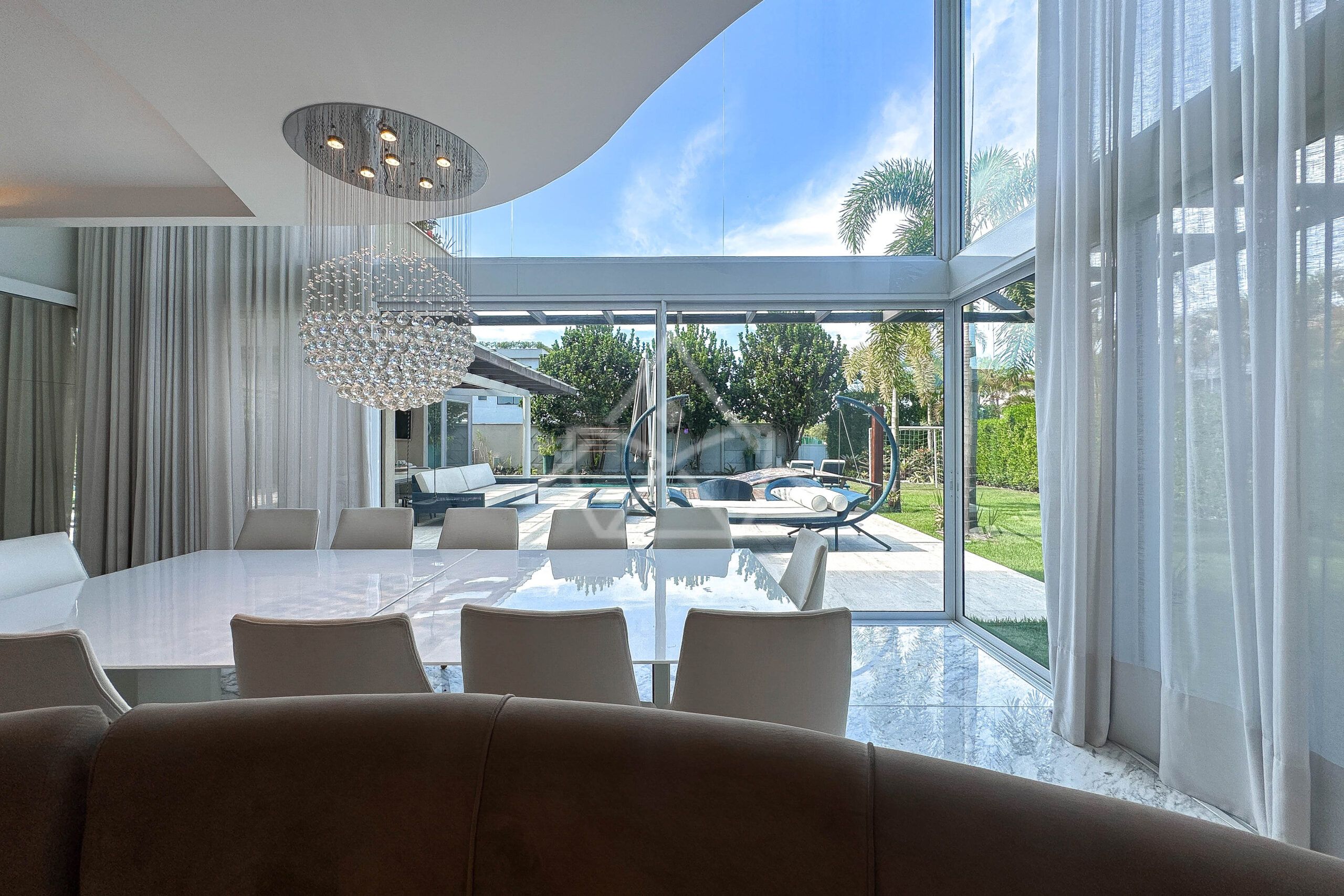 Casa à venda, Alphaville Barra da Tijuca, Casa com placas solares, imóveis de luxo, condomínio fechado, Royal 4 House, segurança 24 horas, infraestrutura completa, sustentabilidade, qualidade de vida, Barra da Tijuca, Rio de Janeiro, piscina, churrasqueira, área gourmet, suíte master, walk-in closet, lazer completo, oportunidade única, exclusividade, conforto, sofisticação, localização privilegiada, fácil acesso, vista deslumbrante, pôr do sol, privacidade, tranquilidade, natureza, ar puro, bem-estar, investimento, patrimônio, sonho, realização, família, lar.