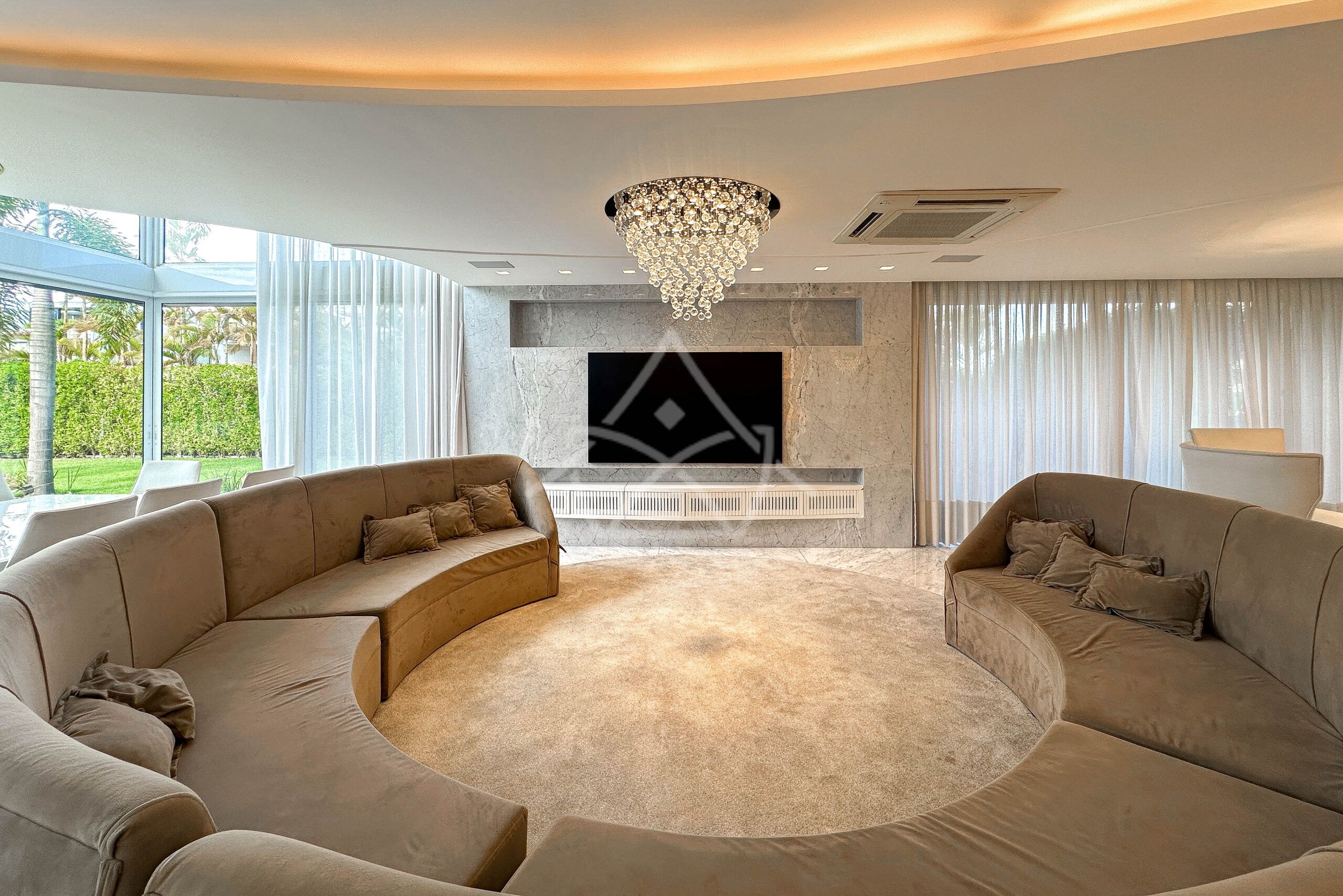 Casa à venda, Alphaville Barra da Tijuca, Casa com placas solares, imóveis de luxo, condomínio fechado, Royal 4 House, segurança 24 horas, infraestrutura completa, sustentabilidade, qualidade de vida, Barra da Tijuca, Rio de Janeiro, piscina, churrasqueira, área gourmet, suíte master, walk-in closet, lazer completo, oportunidade única, exclusividade, conforto, sofisticação, localização privilegiada, fácil acesso, vista deslumbrante, pôr do sol, privacidade, tranquilidade, natureza, ar puro, bem-estar, investimento, patrimônio, sonho, realização, família, lar.