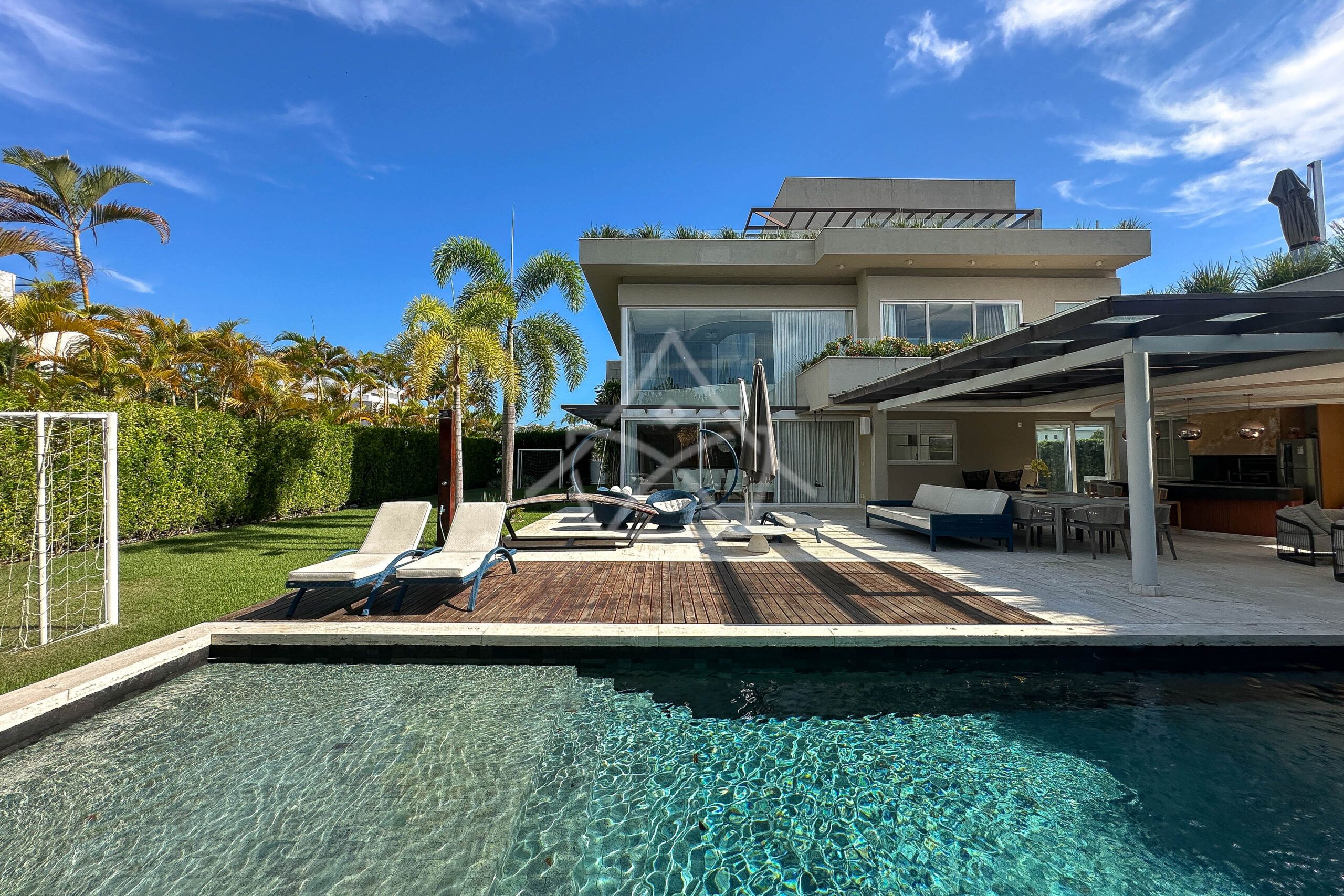 Casa à venda, Alphaville Barra da Tijuca, Casa com placas solares, imóveis de luxo, condomínio fechado, Royal 4 House, segurança 24 horas, infraestrutura completa, sustentabilidade, qualidade de vida, Barra da Tijuca, Rio de Janeiro, piscina, churrasqueira, área gourmet, suíte master, walk-in closet, lazer completo, oportunidade única, exclusividade, conforto, sofisticação, localização privilegiada, fácil acesso, vista deslumbrante, pôr do sol, privacidade, tranquilidade, natureza, ar puro, bem-estar, investimento, patrimônio, sonho, realização, família, lar.