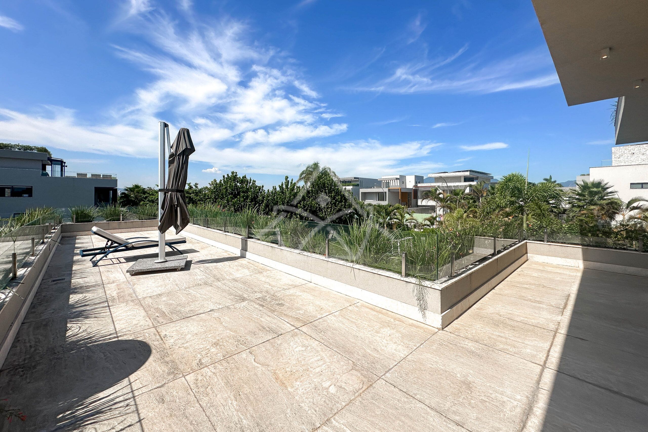 Casa à venda, Alphaville Barra da Tijuca, Casa com placas solares, imóveis de luxo, condomínio fechado, Royal 4 House, segurança 24 horas, infraestrutura completa, sustentabilidade, qualidade de vida, Barra da Tijuca, Rio de Janeiro, piscina, churrasqueira, área gourmet, suíte master, walk-in closet, lazer completo, oportunidade única, exclusividade, conforto, sofisticação, localização privilegiada, fácil acesso, vista deslumbrante, pôr do sol, privacidade, tranquilidade, natureza, ar puro, bem-estar, investimento, patrimônio, sonho, realização, família, lar.