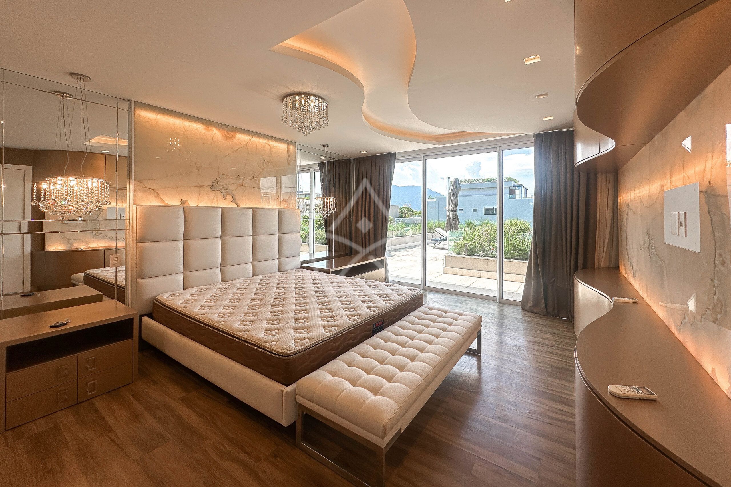 Casa à venda, Alphaville Barra da Tijuca, Casa com placas solares, imóveis de luxo, condomínio fechado, Royal 4 House, segurança 24 horas, infraestrutura completa, sustentabilidade, qualidade de vida, Barra da Tijuca, Rio de Janeiro, piscina, churrasqueira, área gourmet, suíte master, walk-in closet, lazer completo, oportunidade única, exclusividade, conforto, sofisticação, localização privilegiada, fácil acesso, vista deslumbrante, pôr do sol, privacidade, tranquilidade, natureza, ar puro, bem-estar, investimento, patrimônio, sonho, realização, família, lar.
