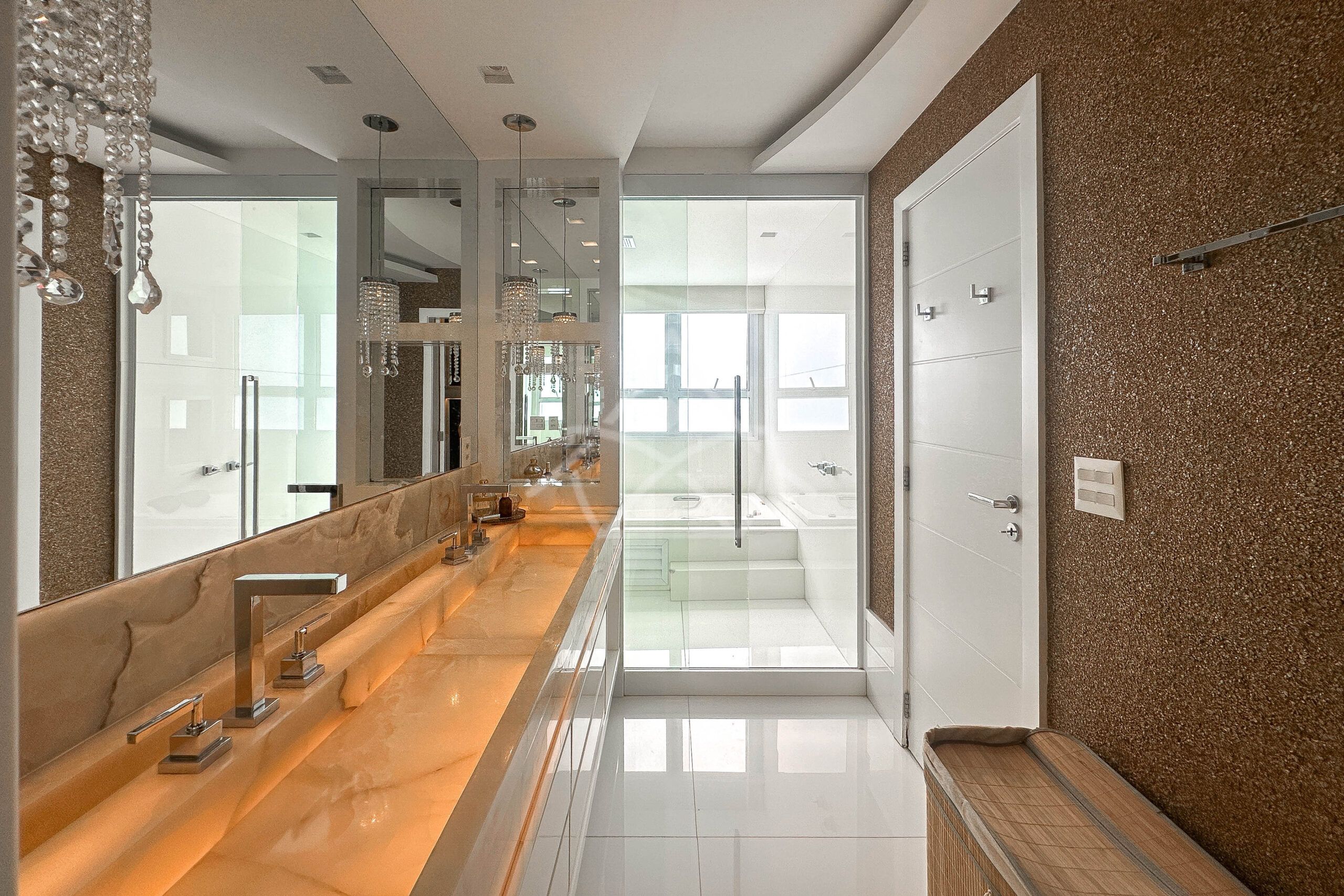Casa à venda, Alphaville Barra da Tijuca, Casa com placas solares, imóveis de luxo, condomínio fechado, Royal 4 House, segurança 24 horas, infraestrutura completa, sustentabilidade, qualidade de vida, Barra da Tijuca, Rio de Janeiro, piscina, churrasqueira, área gourmet, suíte master, walk-in closet, lazer completo, oportunidade única, exclusividade, conforto, sofisticação, localização privilegiada, fácil acesso, vista deslumbrante, pôr do sol, privacidade, tranquilidade, natureza, ar puro, bem-estar, investimento, patrimônio, sonho, realização, família, lar.