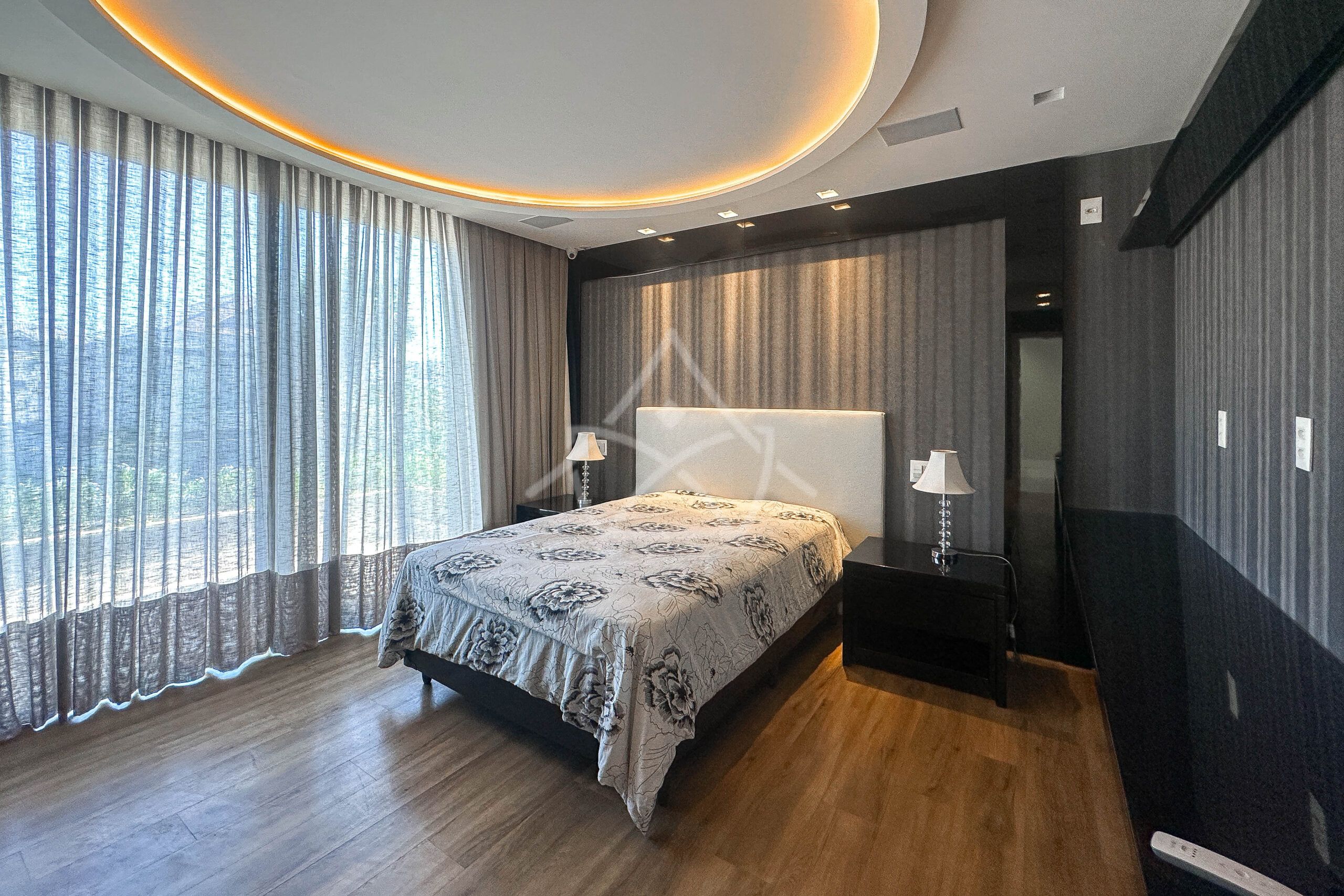 Casa à venda, Alphaville Barra da Tijuca, Casa com placas solares, imóveis de luxo, condomínio fechado, Royal 4 House, segurança 24 horas, infraestrutura completa, sustentabilidade, qualidade de vida, Barra da Tijuca, Rio de Janeiro, piscina, churrasqueira, área gourmet, suíte master, walk-in closet, lazer completo, oportunidade única, exclusividade, conforto, sofisticação, localização privilegiada, fácil acesso, vista deslumbrante, pôr do sol, privacidade, tranquilidade, natureza, ar puro, bem-estar, investimento, patrimônio, sonho, realização, família, lar.