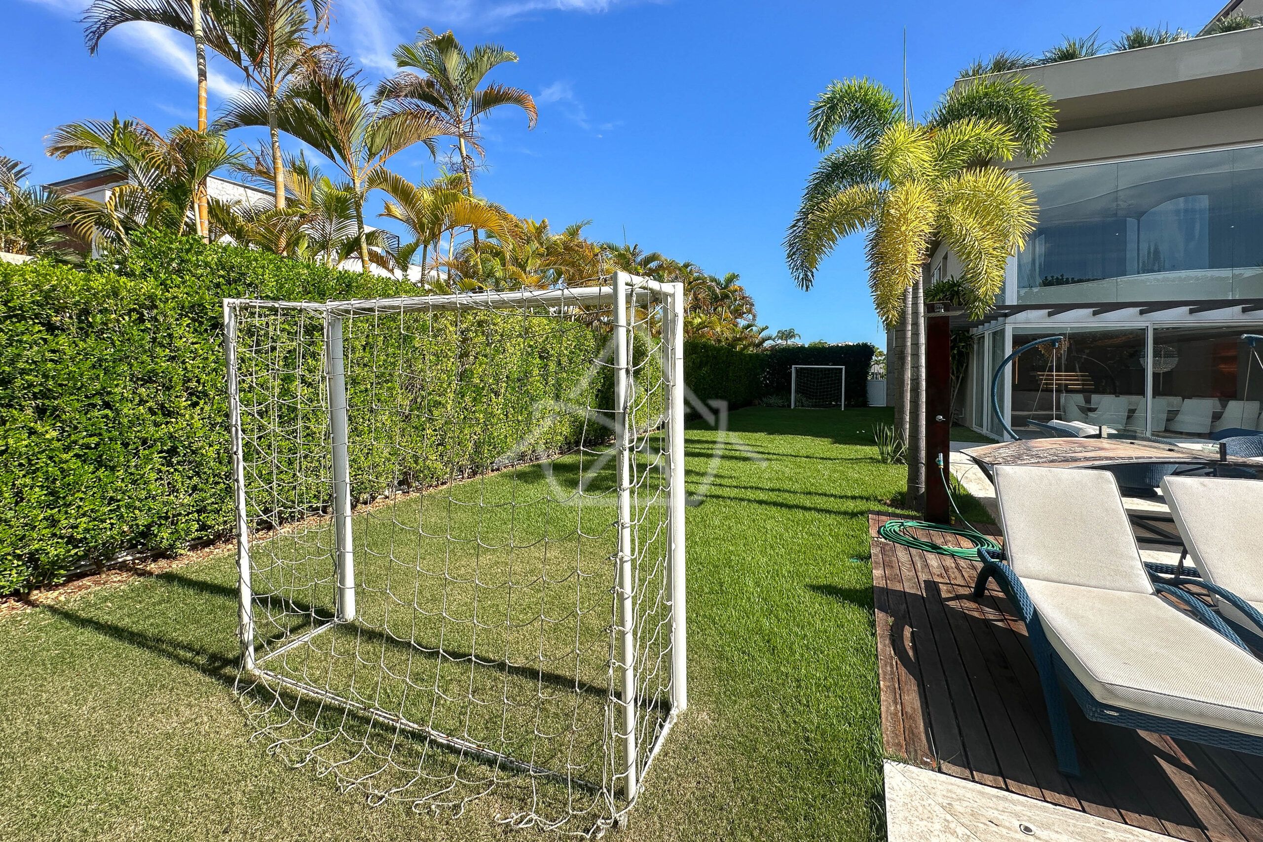 Casa à venda, Alphaville Barra da Tijuca, Casa com placas solares, imóveis de luxo, condomínio fechado, Royal 4 House, segurança 24 horas, infraestrutura completa, sustentabilidade, qualidade de vida, Barra da Tijuca, Rio de Janeiro, piscina, churrasqueira, área gourmet, suíte master, walk-in closet, lazer completo, oportunidade única, exclusividade, conforto, sofisticação, localização privilegiada, fácil acesso, vista deslumbrante, pôr do sol, privacidade, tranquilidade, natureza, ar puro, bem-estar, investimento, patrimônio, sonho, realização, família, lar.