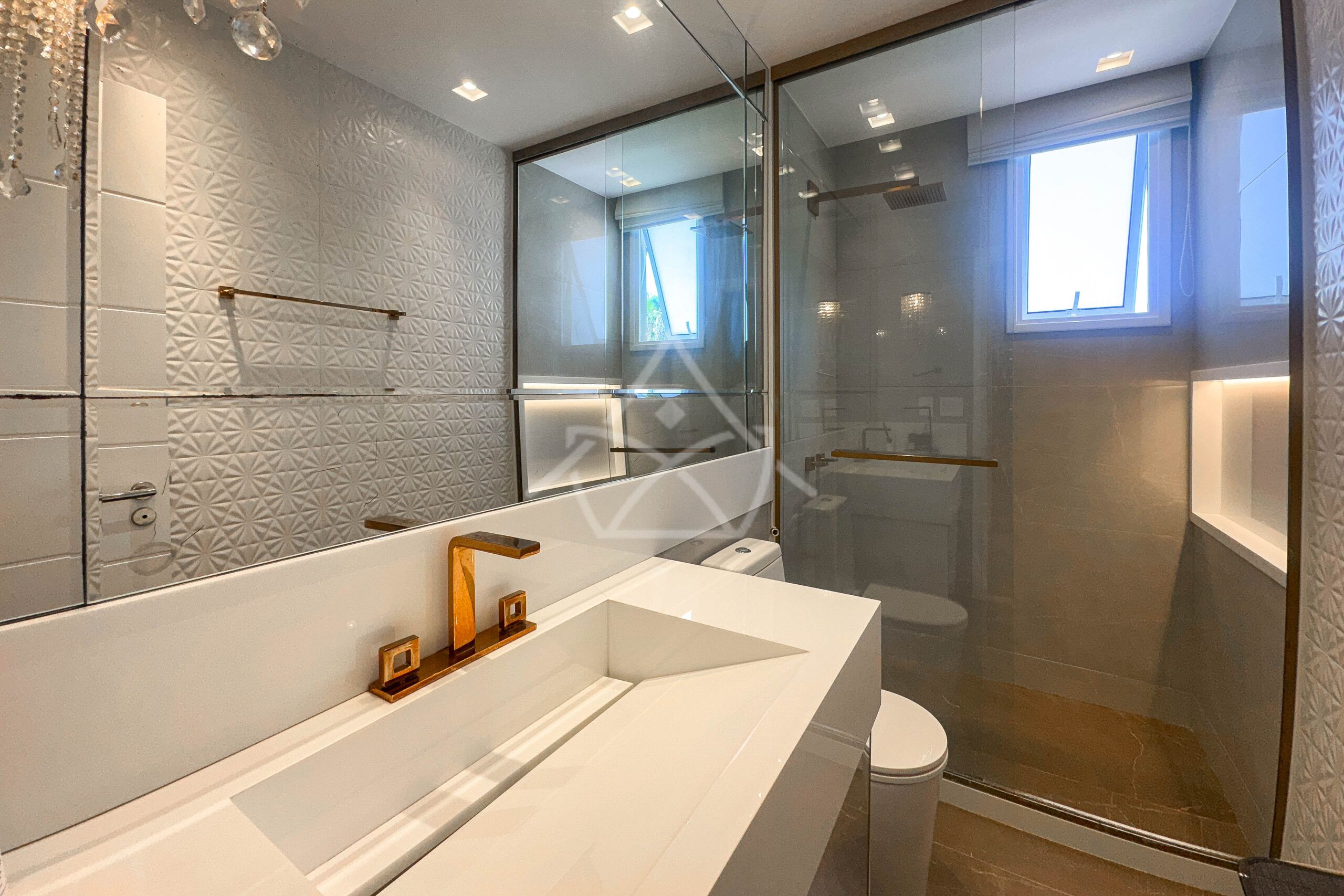 Casa à venda, Alphaville Barra da Tijuca, Casa com placas solares, imóveis de luxo, condomínio fechado, Royal 4 House, segurança 24 horas, infraestrutura completa, sustentabilidade, qualidade de vida, Barra da Tijuca, Rio de Janeiro, piscina, churrasqueira, área gourmet, suíte master, walk-in closet, lazer completo, oportunidade única, exclusividade, conforto, sofisticação, localização privilegiada, fácil acesso, vista deslumbrante, pôr do sol, privacidade, tranquilidade, natureza, ar puro, bem-estar, investimento, patrimônio, sonho, realização, família, lar.
