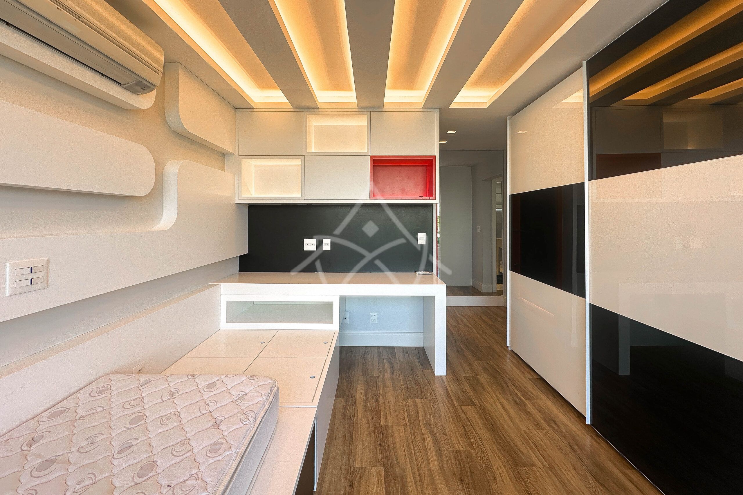 Casa à venda, Alphaville Barra da Tijuca, Casa com placas solares, imóveis de luxo, condomínio fechado, Royal 4 House, segurança 24 horas, infraestrutura completa, sustentabilidade, qualidade de vida, Barra da Tijuca, Rio de Janeiro, piscina, churrasqueira, área gourmet, suíte master, walk-in closet, lazer completo, oportunidade única, exclusividade, conforto, sofisticação, localização privilegiada, fácil acesso, vista deslumbrante, pôr do sol, privacidade, tranquilidade, natureza, ar puro, bem-estar, investimento, patrimônio, sonho, realização, família, lar.