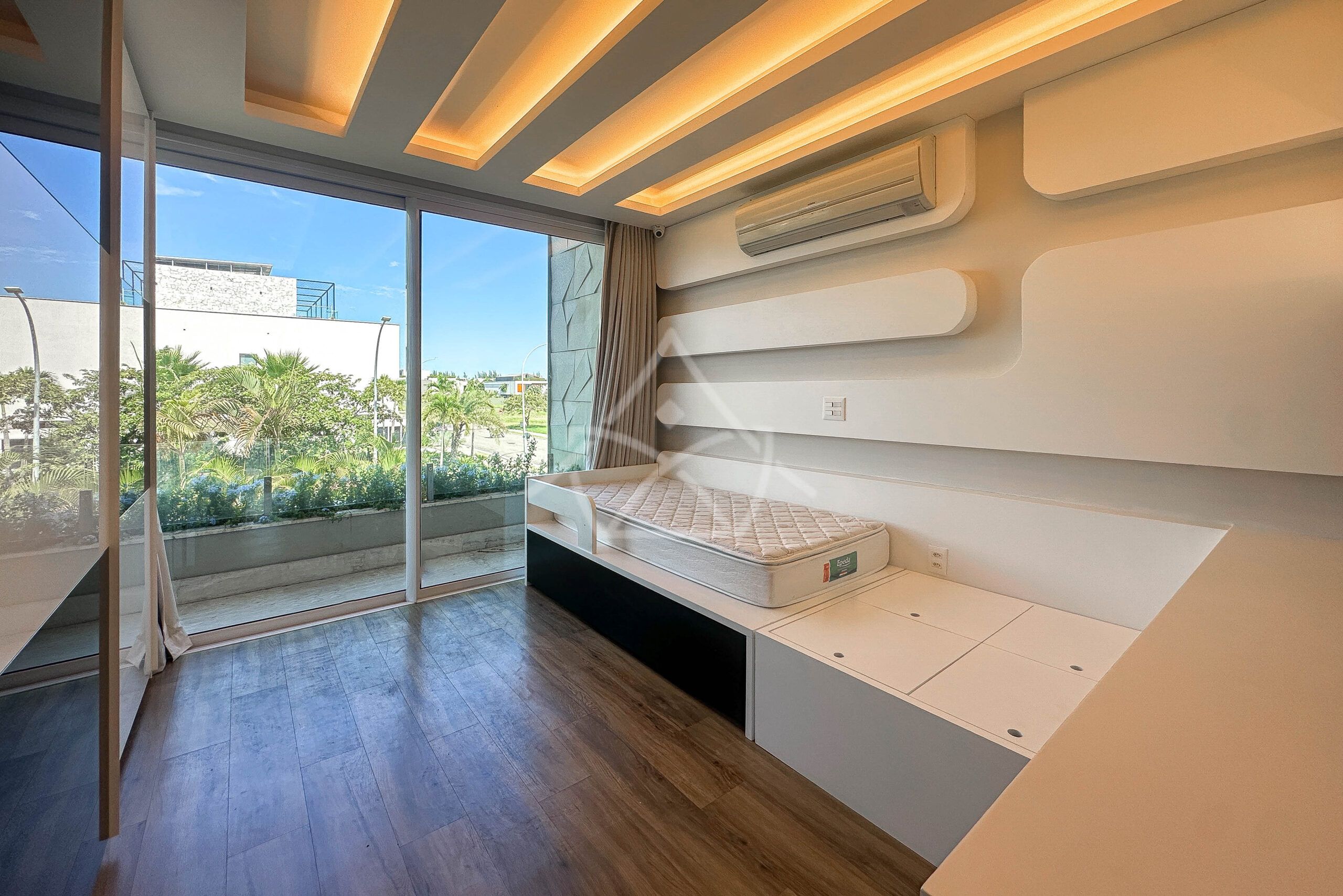 Casa à venda, Alphaville Barra da Tijuca, Casa com placas solares, imóveis de luxo, condomínio fechado, Royal 4 House, segurança 24 horas, infraestrutura completa, sustentabilidade, qualidade de vida, Barra da Tijuca, Rio de Janeiro, piscina, churrasqueira, área gourmet, suíte master, walk-in closet, lazer completo, oportunidade única, exclusividade, conforto, sofisticação, localização privilegiada, fácil acesso, vista deslumbrante, pôr do sol, privacidade, tranquilidade, natureza, ar puro, bem-estar, investimento, patrimônio, sonho, realização, família, lar.