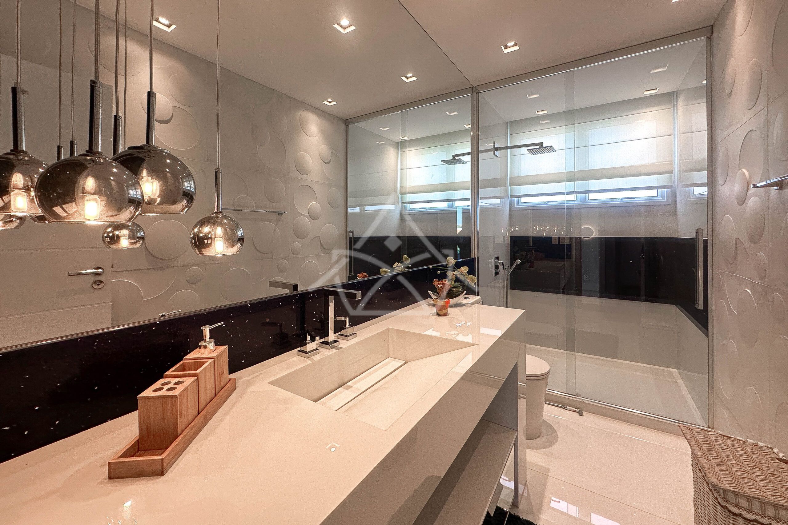 Casa à venda, Alphaville Barra da Tijuca, Casa com placas solares, imóveis de luxo, condomínio fechado, Royal 4 House, segurança 24 horas, infraestrutura completa, sustentabilidade, qualidade de vida, Barra da Tijuca, Rio de Janeiro, piscina, churrasqueira, área gourmet, suíte master, walk-in closet, lazer completo, oportunidade única, exclusividade, conforto, sofisticação, localização privilegiada, fácil acesso, vista deslumbrante, pôr do sol, privacidade, tranquilidade, natureza, ar puro, bem-estar, investimento, patrimônio, sonho, realização, família, lar.