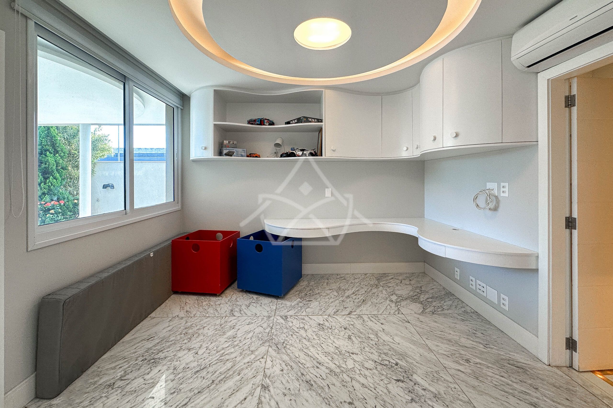 Casa à venda, Alphaville Barra da Tijuca, Casa com placas solares, imóveis de luxo, condomínio fechado, Royal 4 House, segurança 24 horas, infraestrutura completa, sustentabilidade, qualidade de vida, Barra da Tijuca, Rio de Janeiro, piscina, churrasqueira, área gourmet, suíte master, walk-in closet, lazer completo, oportunidade única, exclusividade, conforto, sofisticação, localização privilegiada, fácil acesso, vista deslumbrante, pôr do sol, privacidade, tranquilidade, natureza, ar puro, bem-estar, investimento, patrimônio, sonho, realização, família, lar.