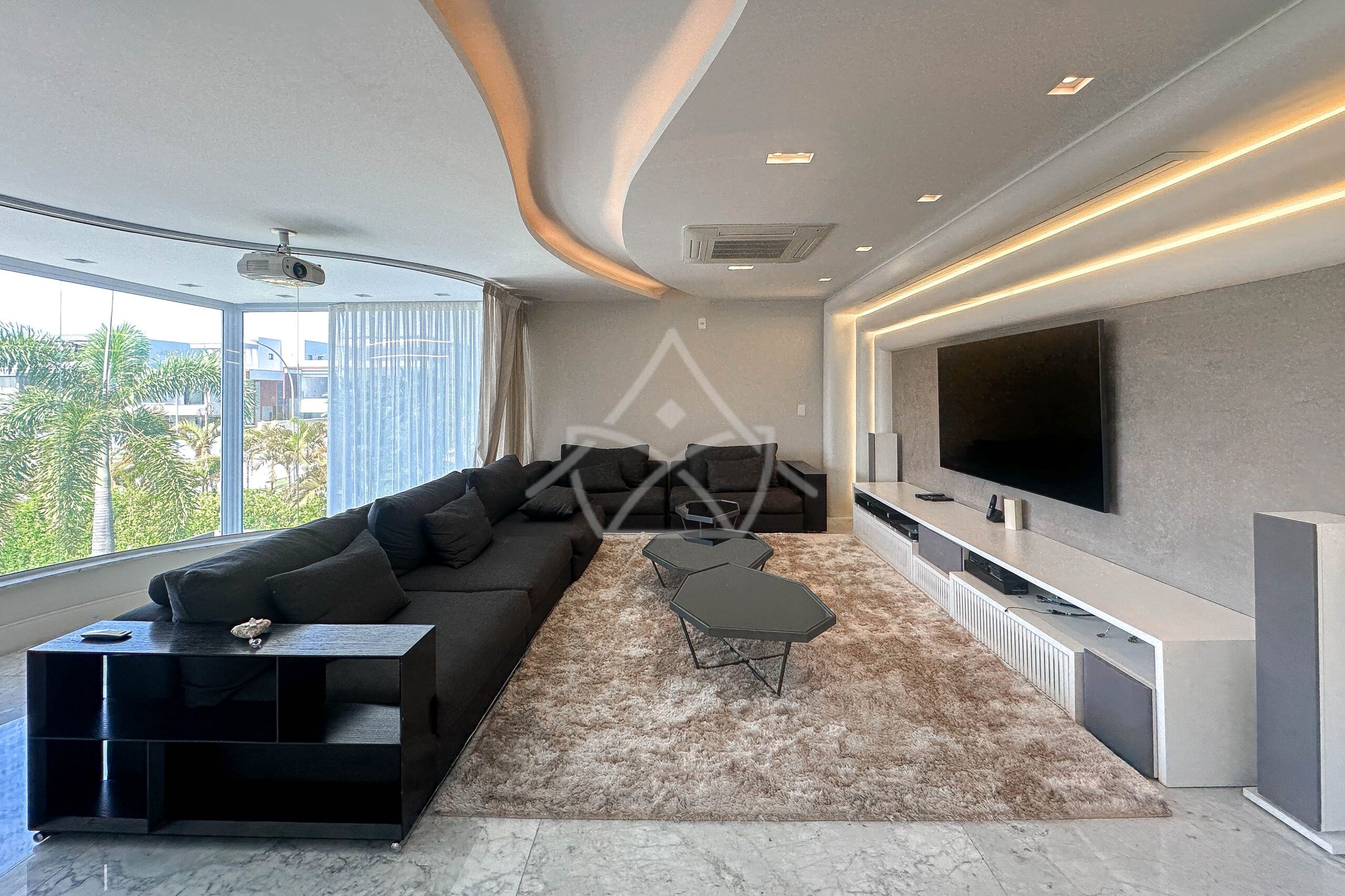 Casa à venda, Alphaville Barra da Tijuca, Casa com placas solares, imóveis de luxo, condomínio fechado, Royal 4 House, segurança 24 horas, infraestrutura completa, sustentabilidade, qualidade de vida, Barra da Tijuca, Rio de Janeiro, piscina, churrasqueira, área gourmet, suíte master, walk-in closet, lazer completo, oportunidade única, exclusividade, conforto, sofisticação, localização privilegiada, fácil acesso, vista deslumbrante, pôr do sol, privacidade, tranquilidade, natureza, ar puro, bem-estar, investimento, patrimônio, sonho, realização, família, lar.