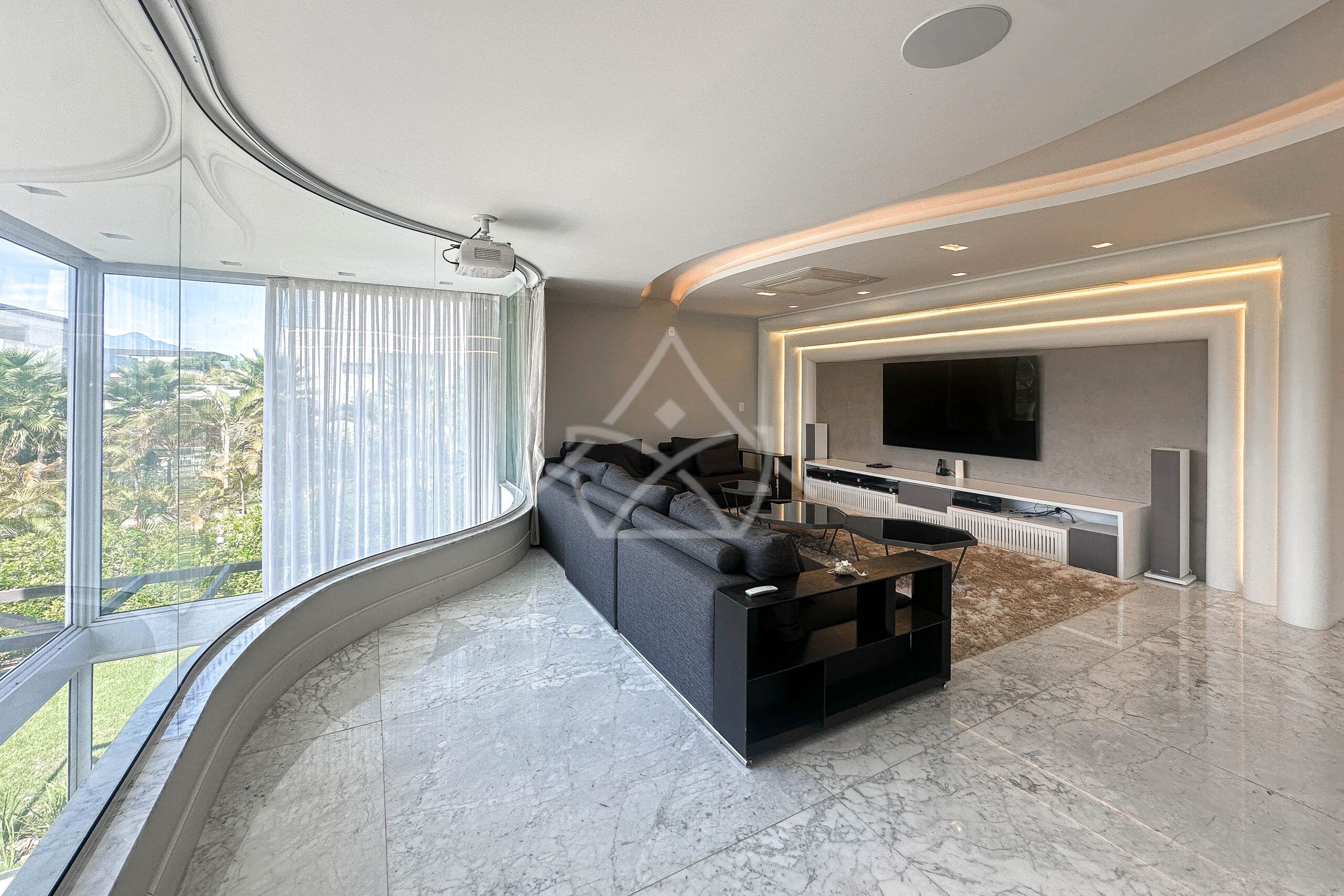 Casa à venda, Alphaville Barra da Tijuca, Casa com placas solares, imóveis de luxo, condomínio fechado, Royal 4 House, segurança 24 horas, infraestrutura completa, sustentabilidade, qualidade de vida, Barra da Tijuca, Rio de Janeiro, piscina, churrasqueira, área gourmet, suíte master, walk-in closet, lazer completo, oportunidade única, exclusividade, conforto, sofisticação, localização privilegiada, fácil acesso, vista deslumbrante, pôr do sol, privacidade, tranquilidade, natureza, ar puro, bem-estar, investimento, patrimônio, sonho, realização, família, lar.
