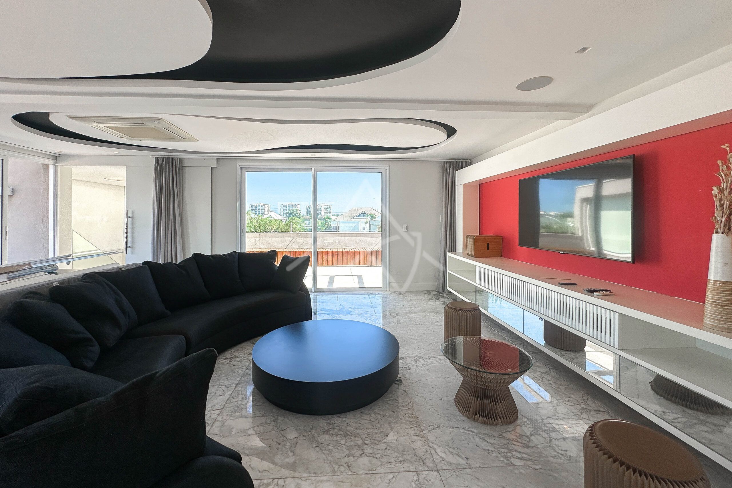 Casa à venda, Alphaville Barra da Tijuca, Casa com placas solares, imóveis de luxo, condomínio fechado, Royal 4 House, segurança 24 horas, infraestrutura completa, sustentabilidade, qualidade de vida, Barra da Tijuca, Rio de Janeiro, piscina, churrasqueira, área gourmet, suíte master, walk-in closet, lazer completo, oportunidade única, exclusividade, conforto, sofisticação, localização privilegiada, fácil acesso, vista deslumbrante, pôr do sol, privacidade, tranquilidade, natureza, ar puro, bem-estar, investimento, patrimônio, sonho, realização, família, lar.