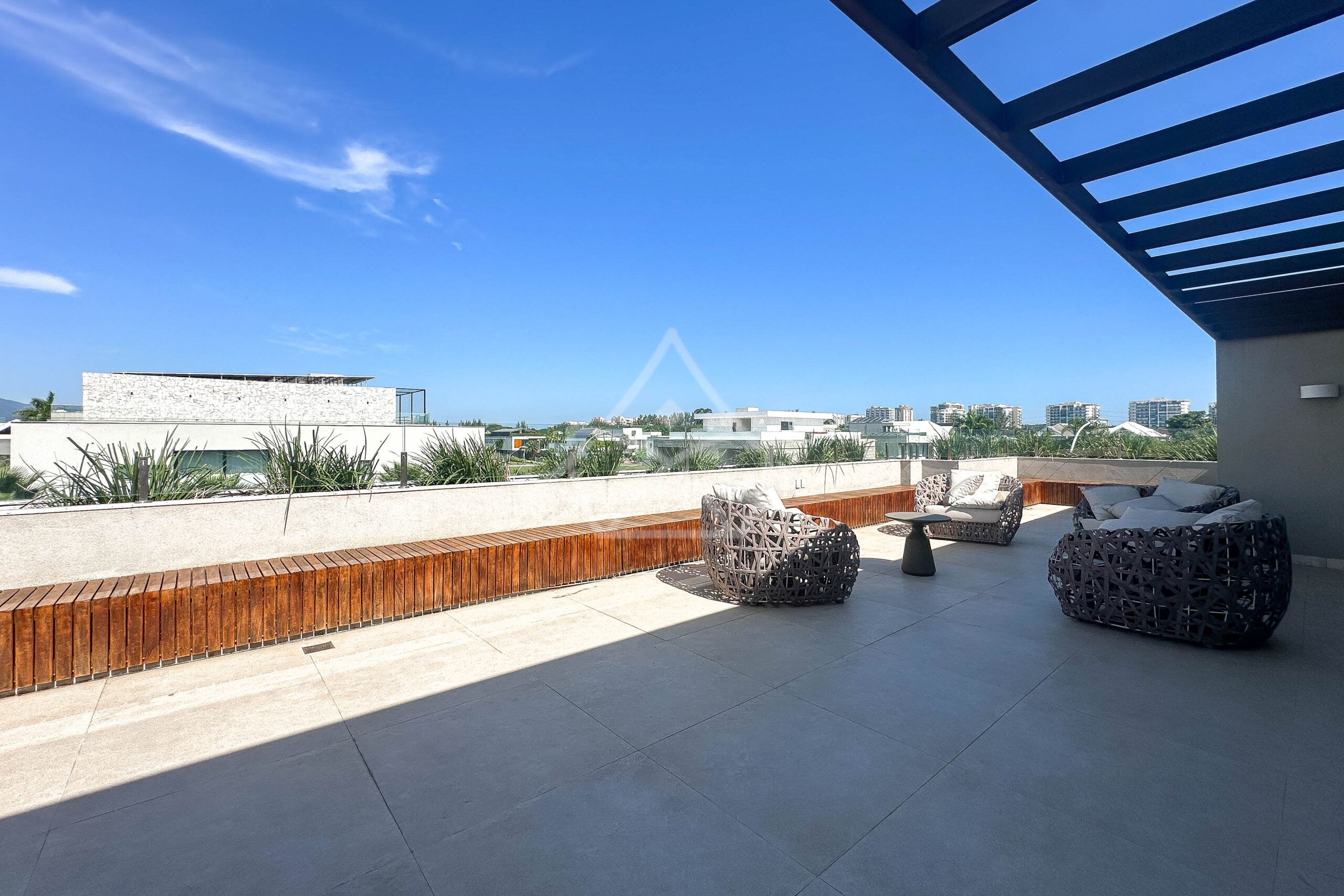 Casa à venda, Alphaville Barra da Tijuca, Casa com placas solares, imóveis de luxo, condomínio fechado, Royal 4 House, segurança 24 horas, infraestrutura completa, sustentabilidade, qualidade de vida, Barra da Tijuca, Rio de Janeiro, piscina, churrasqueira, área gourmet, suíte master, walk-in closet, lazer completo, oportunidade única, exclusividade, conforto, sofisticação, localização privilegiada, fácil acesso, vista deslumbrante, pôr do sol, privacidade, tranquilidade, natureza, ar puro, bem-estar, investimento, patrimônio, sonho, realização, família, lar.