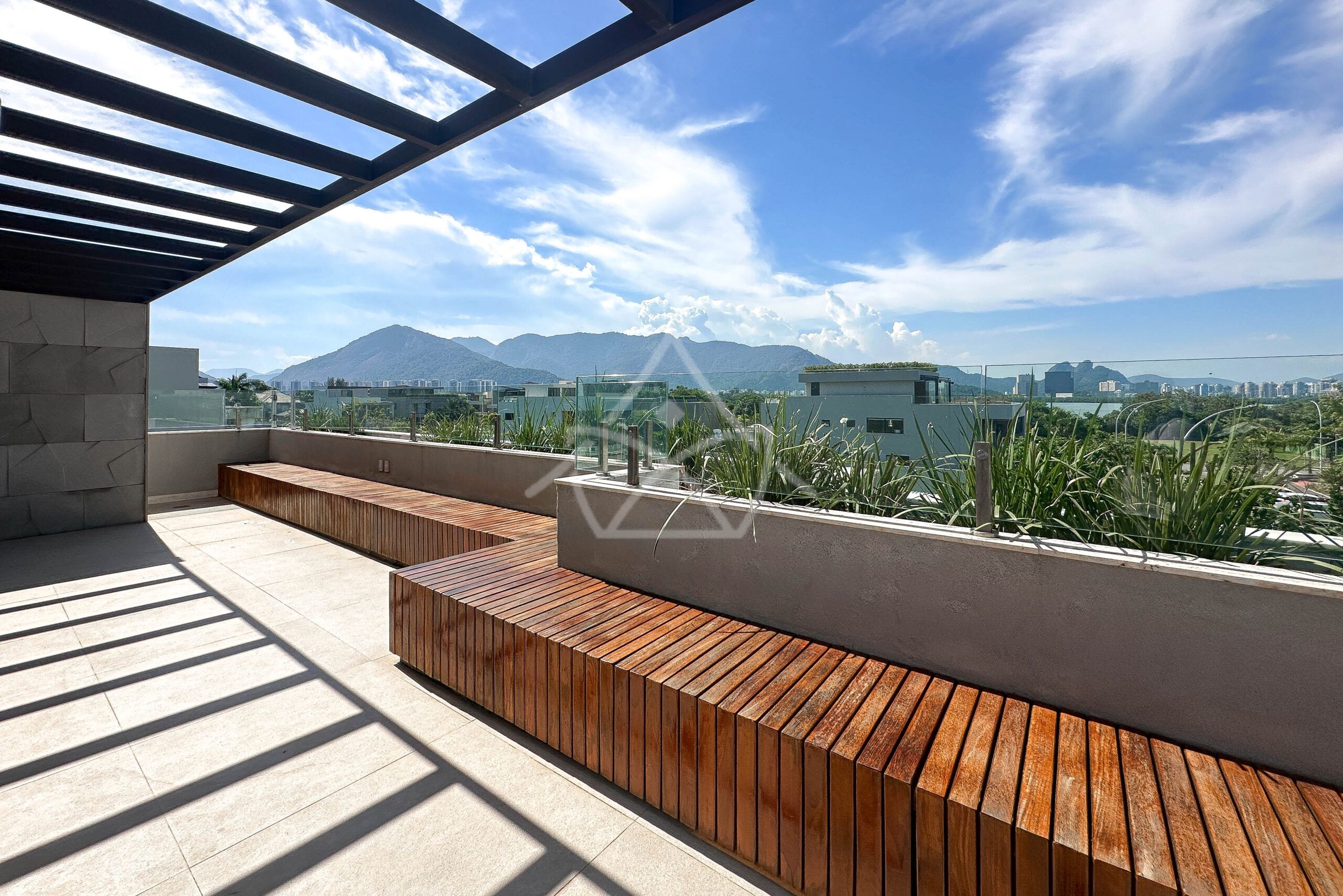 Casa à venda, Alphaville Barra da Tijuca, Casa com placas solares, imóveis de luxo, condomínio fechado, Royal 4 House, segurança 24 horas, infraestrutura completa, sustentabilidade, qualidade de vida, Barra da Tijuca, Rio de Janeiro, piscina, churrasqueira, área gourmet, suíte master, walk-in closet, lazer completo, oportunidade única, exclusividade, conforto, sofisticação, localização privilegiada, fácil acesso, vista deslumbrante, pôr do sol, privacidade, tranquilidade, natureza, ar puro, bem-estar, investimento, patrimônio, sonho, realização, família, lar.