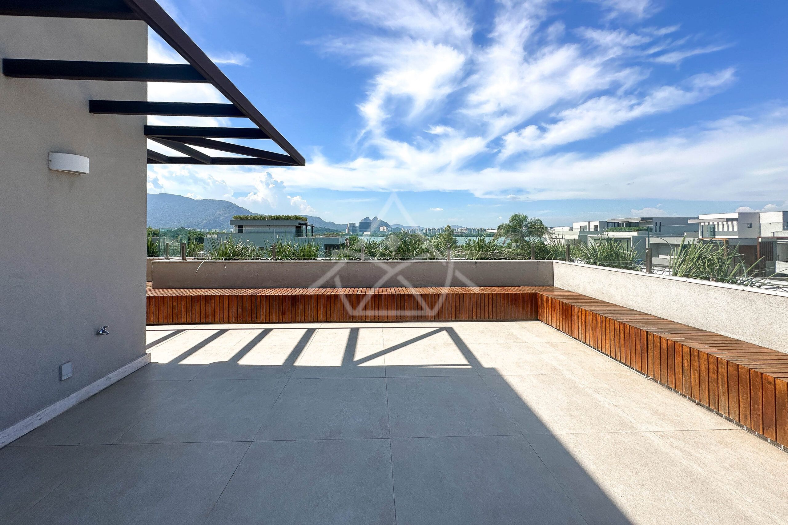 Casa à venda, Alphaville Barra da Tijuca, Casa com placas solares, imóveis de luxo, condomínio fechado, Royal 4 House, segurança 24 horas, infraestrutura completa, sustentabilidade, qualidade de vida, Barra da Tijuca, Rio de Janeiro, piscina, churrasqueira, área gourmet, suíte master, walk-in closet, lazer completo, oportunidade única, exclusividade, conforto, sofisticação, localização privilegiada, fácil acesso, vista deslumbrante, pôr do sol, privacidade, tranquilidade, natureza, ar puro, bem-estar, investimento, patrimônio, sonho, realização, família, lar.