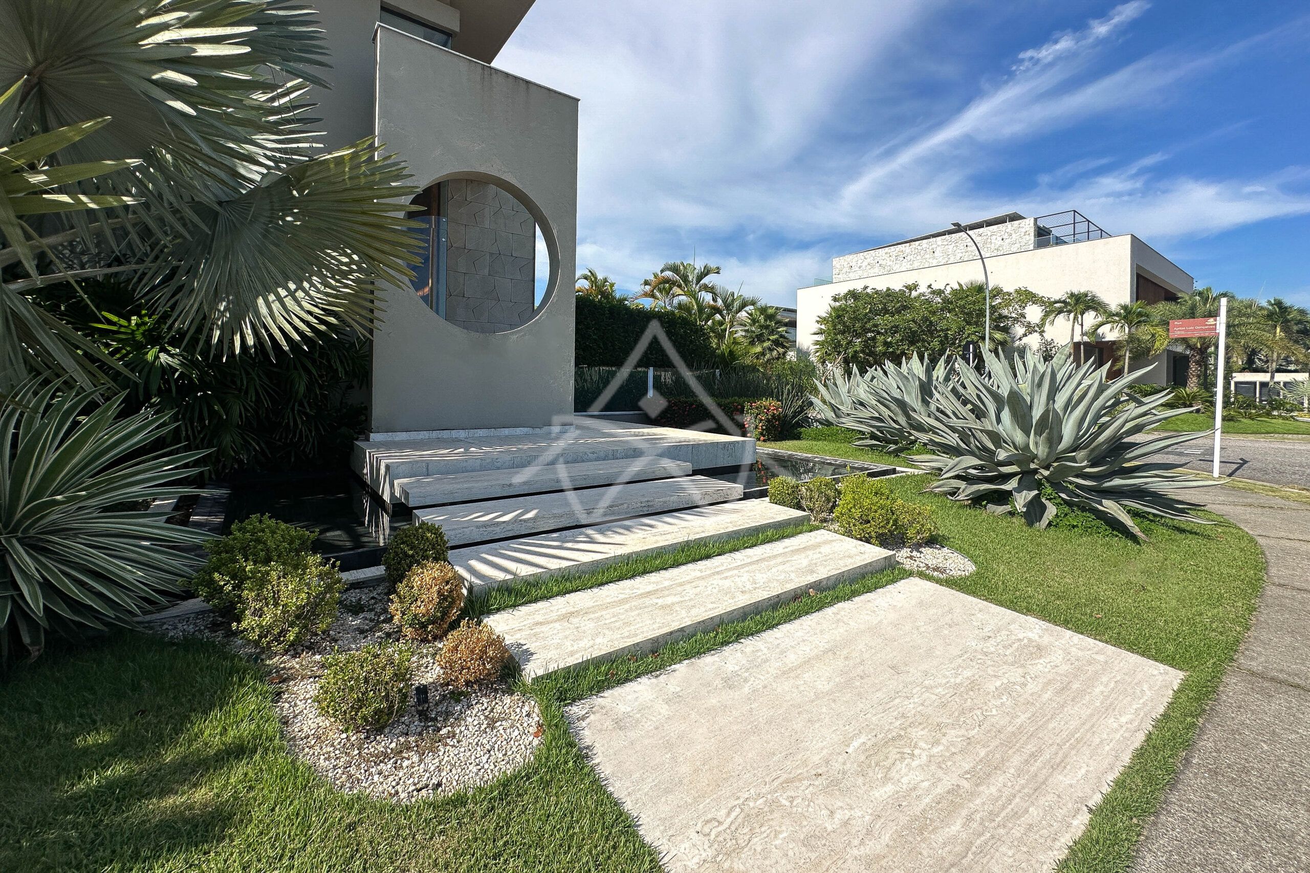Casa à venda, Alphaville Barra da Tijuca, Casa com placas solares, imóveis de luxo, condomínio fechado, Royal 4 House, segurança 24 horas, infraestrutura completa, sustentabilidade, qualidade de vida, Barra da Tijuca, Rio de Janeiro, piscina, churrasqueira, área gourmet, suíte master, walk-in closet, lazer completo, oportunidade única, exclusividade, conforto, sofisticação, localização privilegiada, fácil acesso, vista deslumbrante, pôr do sol, privacidade, tranquilidade, natureza, ar puro, bem-estar, investimento, patrimônio, sonho, realização, família, lar.
