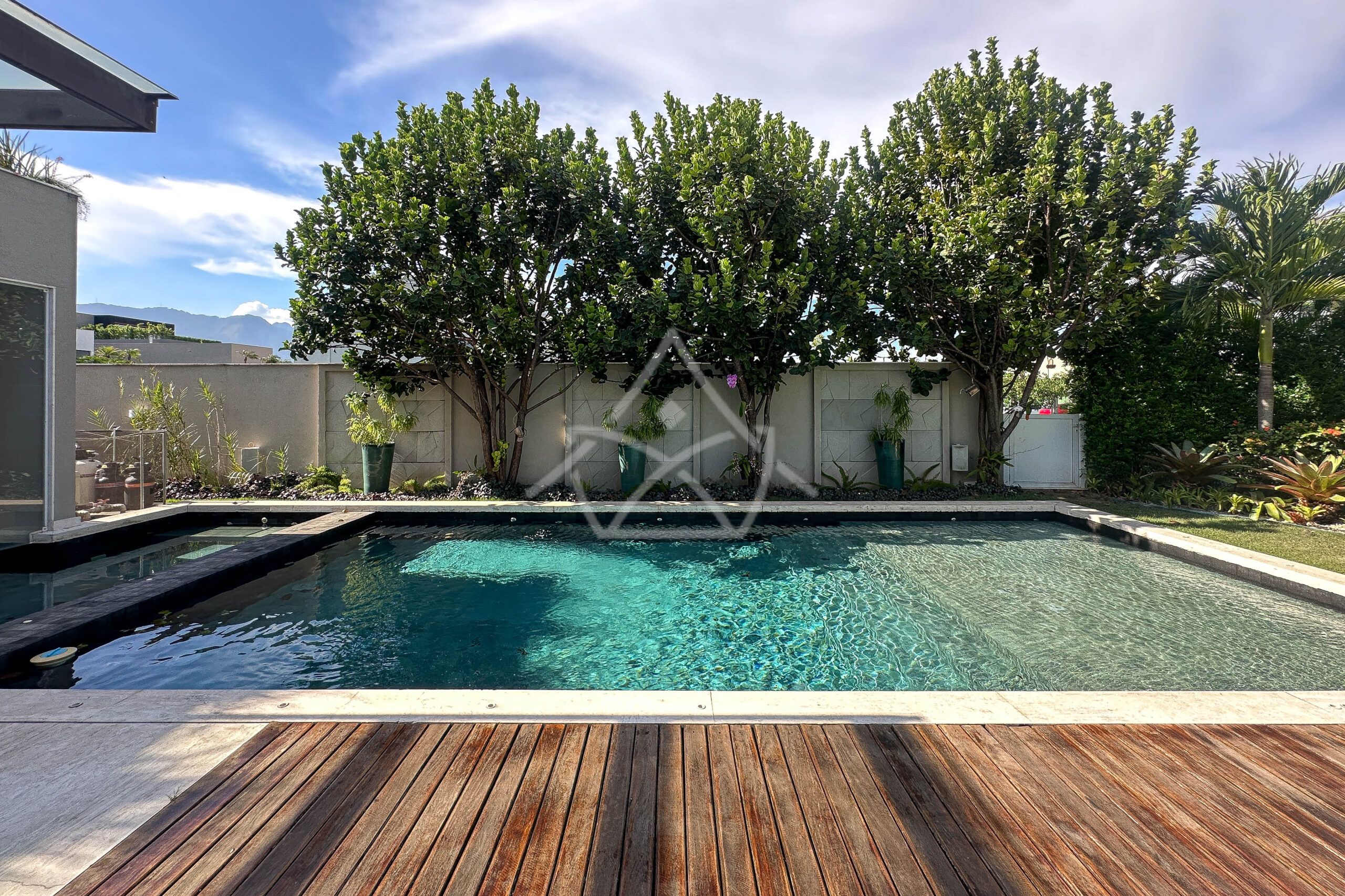 Casa à venda, Alphaville Barra da Tijuca, Casa com placas solares, imóveis de luxo, condomínio fechado, Royal 4 House, segurança 24 horas, infraestrutura completa, sustentabilidade, qualidade de vida, Barra da Tijuca, Rio de Janeiro, piscina, churrasqueira, área gourmet, suíte master, walk-in closet, lazer completo, oportunidade única, exclusividade, conforto, sofisticação, localização privilegiada, fácil acesso, vista deslumbrante, pôr do sol, privacidade, tranquilidade, natureza, ar puro, bem-estar, investimento, patrimônio, sonho, realização, família, lar.