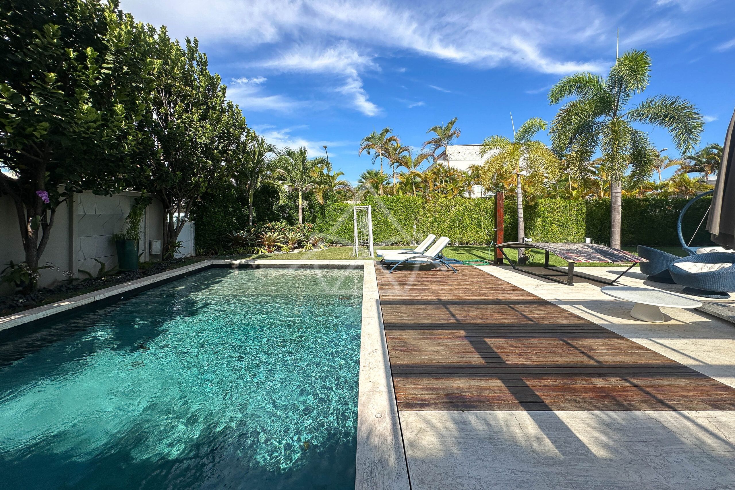 Casa à venda, Alphaville Barra da Tijuca, Casa com placas solares, imóveis de luxo, condomínio fechado, Royal 4 House, segurança 24 horas, infraestrutura completa, sustentabilidade, qualidade de vida, Barra da Tijuca, Rio de Janeiro, piscina, churrasqueira, área gourmet, suíte master, walk-in closet, lazer completo, oportunidade única, exclusividade, conforto, sofisticação, localização privilegiada, fácil acesso, vista deslumbrante, pôr do sol, privacidade, tranquilidade, natureza, ar puro, bem-estar, investimento, patrimônio, sonho, realização, família, lar.
