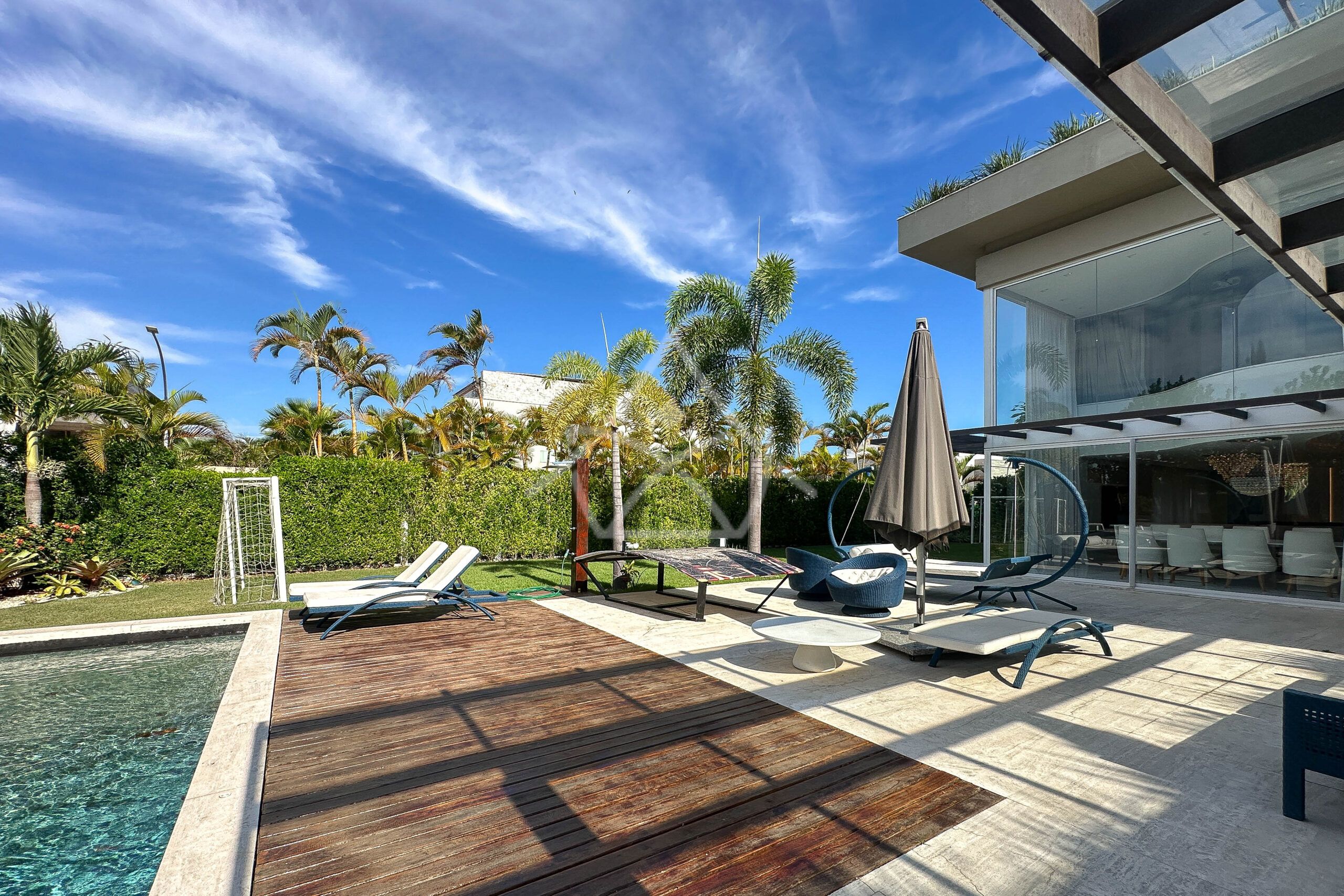 Casa à venda, Alphaville Barra da Tijuca, Casa com placas solares, imóveis de luxo, condomínio fechado, Royal 4 House, segurança 24 horas, infraestrutura completa, sustentabilidade, qualidade de vida, Barra da Tijuca, Rio de Janeiro, piscina, churrasqueira, área gourmet, suíte master, walk-in closet, lazer completo, oportunidade única, exclusividade, conforto, sofisticação, localização privilegiada, fácil acesso, vista deslumbrante, pôr do sol, privacidade, tranquilidade, natureza, ar puro, bem-estar, investimento, patrimônio, sonho, realização, família, lar.