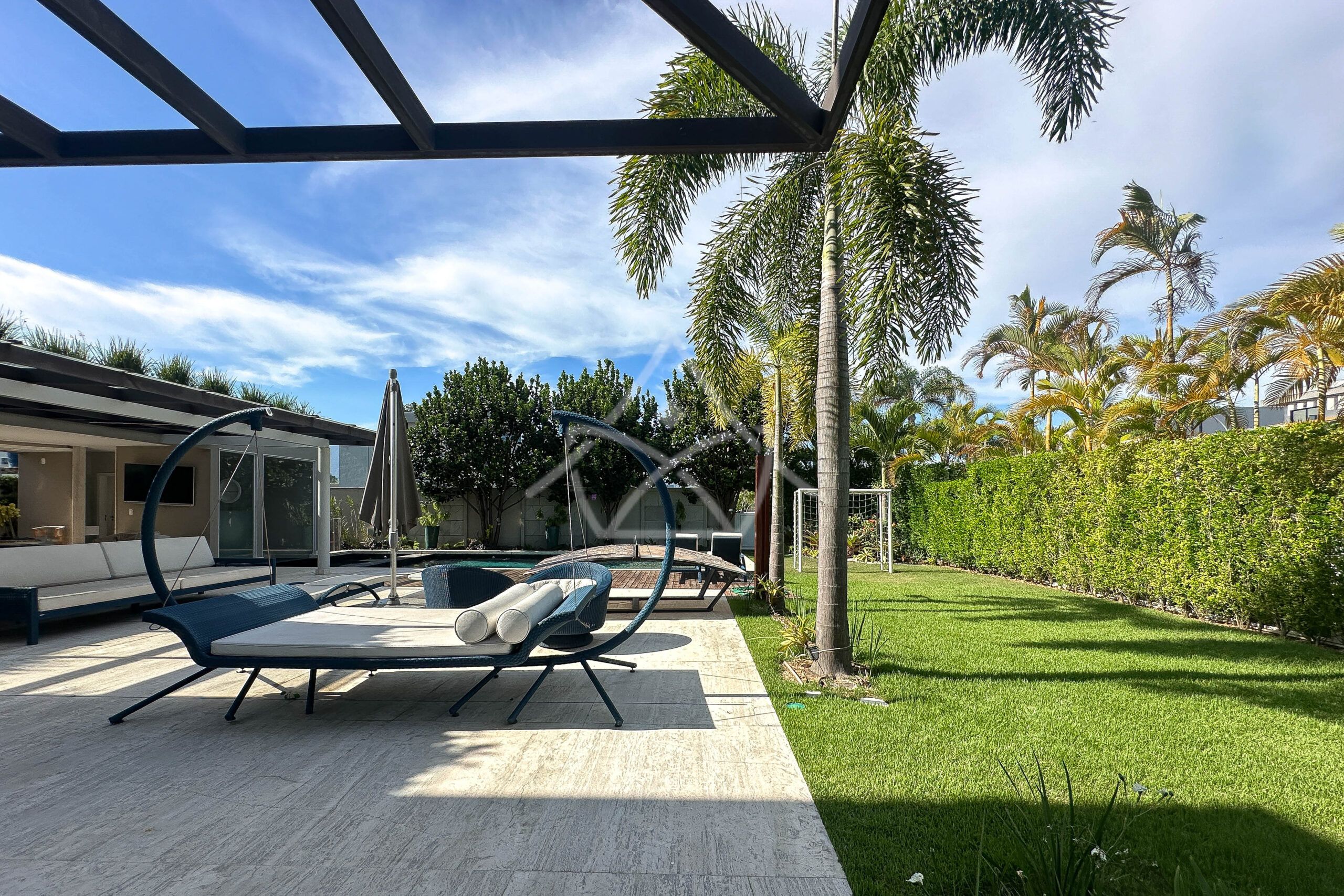 Casa à venda, Alphaville Barra da Tijuca, Casa com placas solares, imóveis de luxo, condomínio fechado, Royal 4 House, segurança 24 horas, infraestrutura completa, sustentabilidade, qualidade de vida, Barra da Tijuca, Rio de Janeiro, piscina, churrasqueira, área gourmet, suíte master, walk-in closet, lazer completo, oportunidade única, exclusividade, conforto, sofisticação, localização privilegiada, fácil acesso, vista deslumbrante, pôr do sol, privacidade, tranquilidade, natureza, ar puro, bem-estar, investimento, patrimônio, sonho, realização, família, lar.