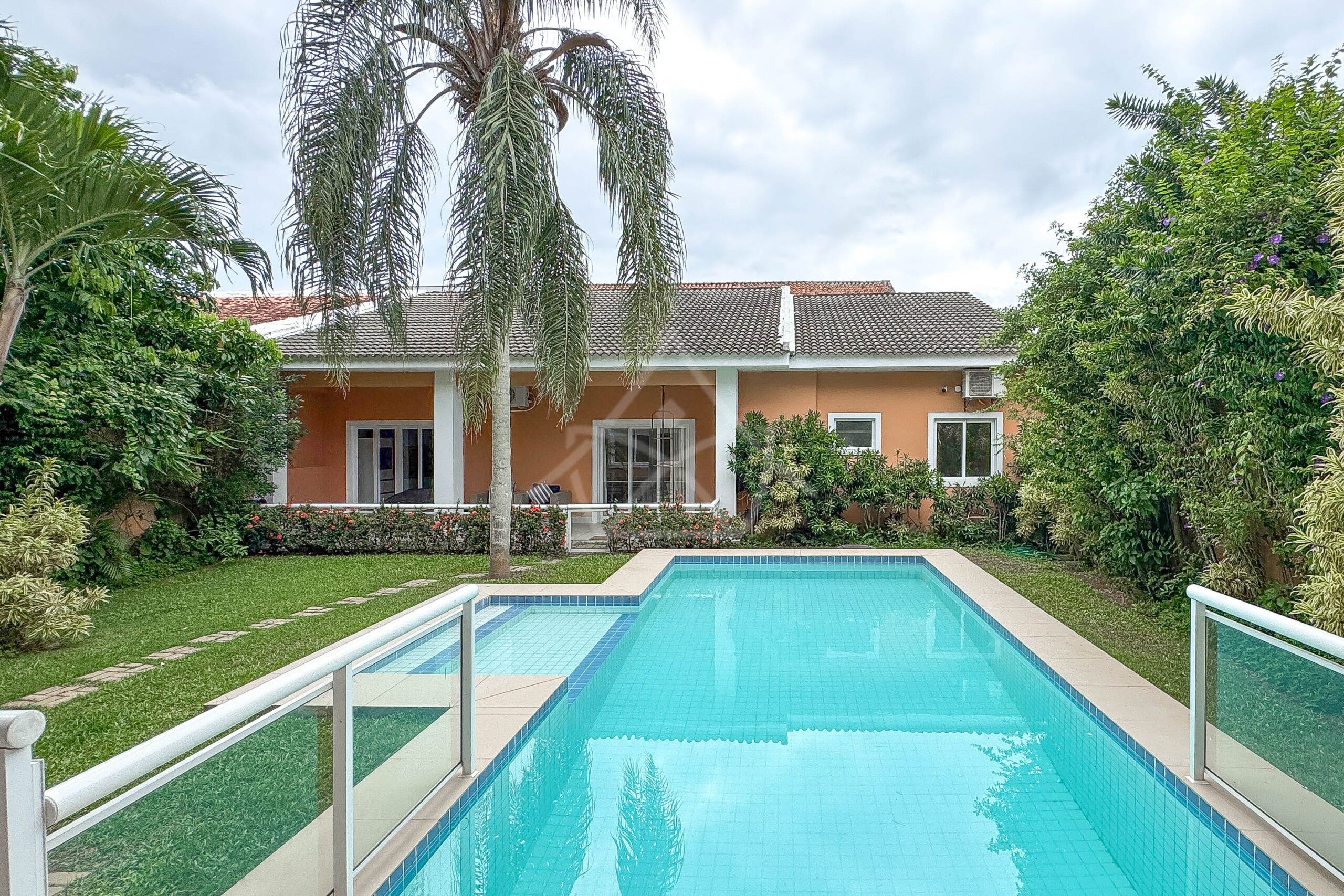 Casa à venda no condomínio Maramar - Royal 4 House