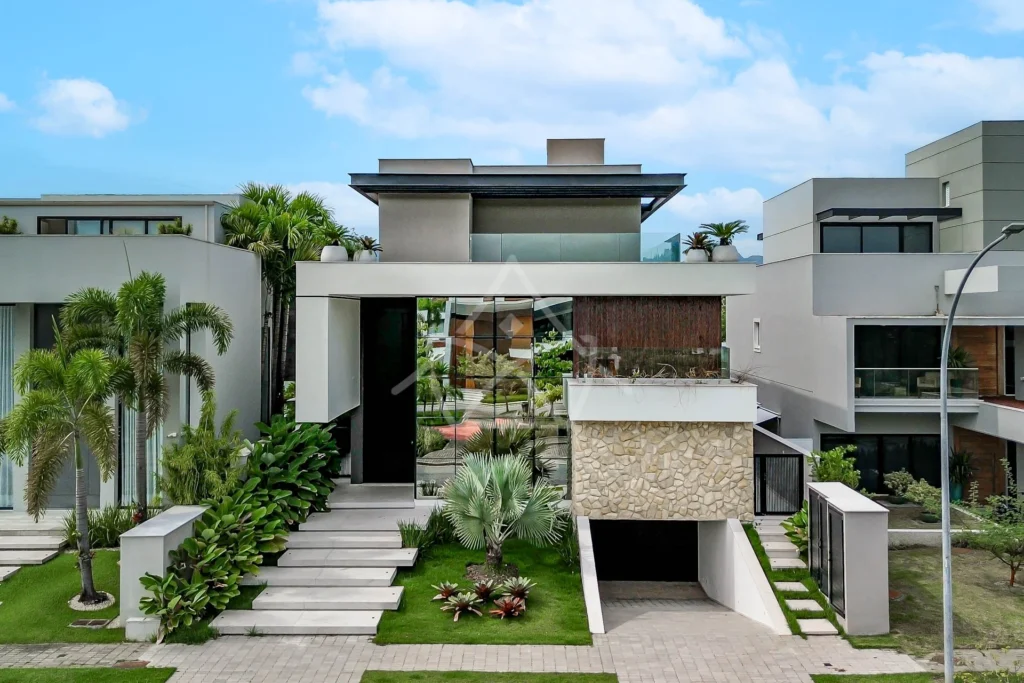 Casa com Sala de Cinema à Venda com 5 Suítes, Piscina, e Varanda Gourmet