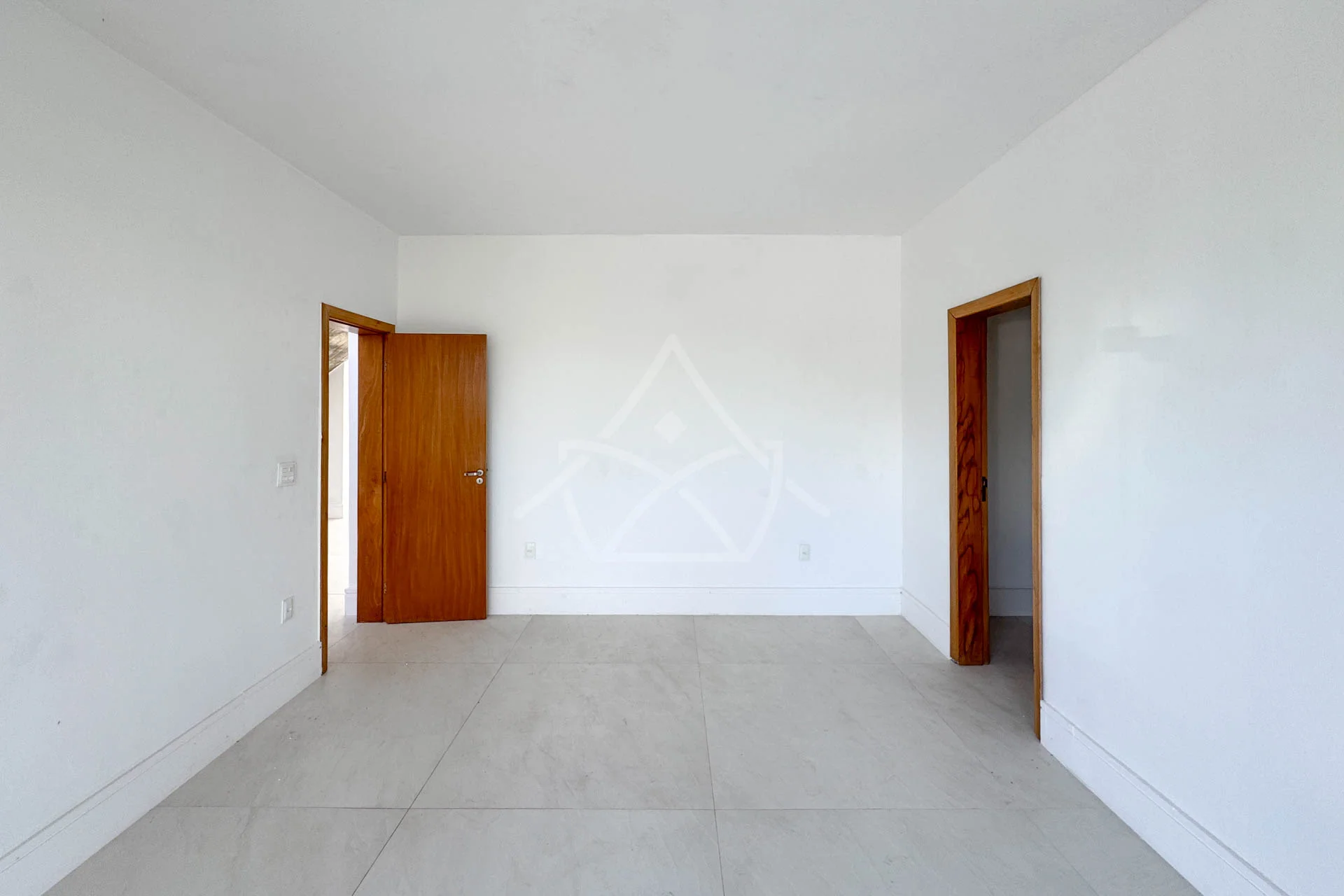 Casa à Venda com 5 Suítes, Piscina, Sauna e Espaço Gourmet