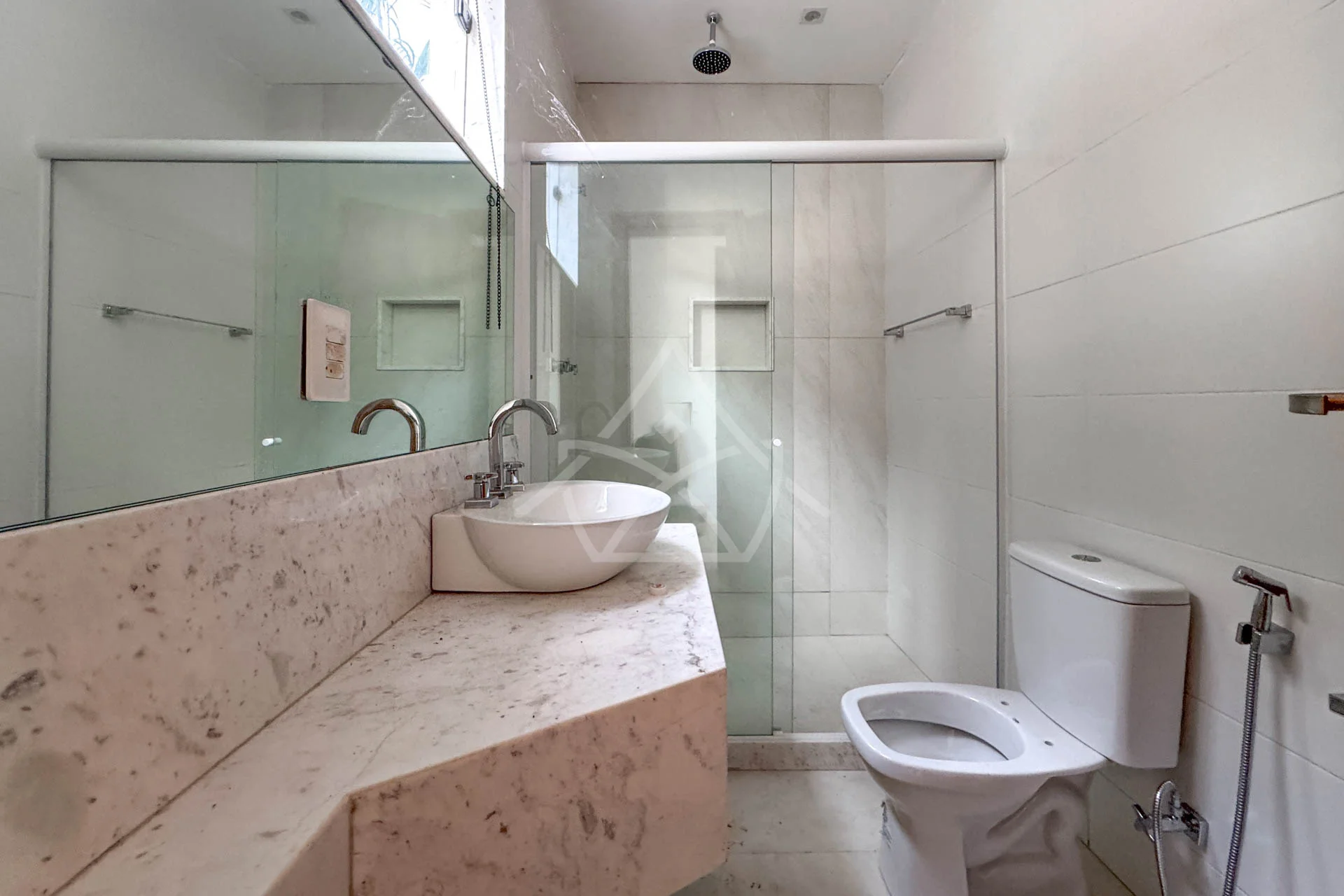 Casa à Venda com 5 Suítes, Piscina, Sauna e Espaço Gourmet