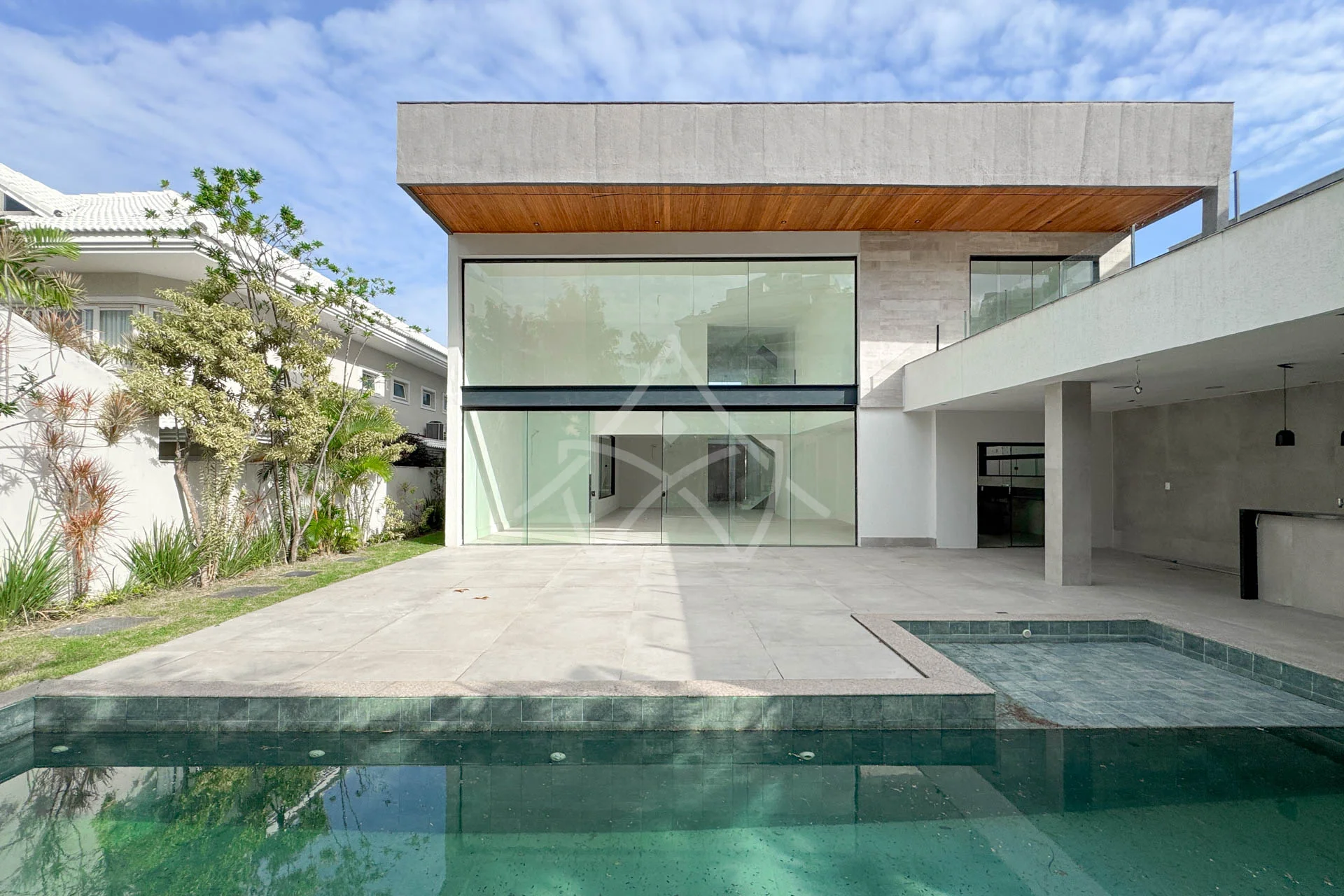 Casa à Venda com 5 Suítes, Piscina, Sauna e Espaço Gourmet