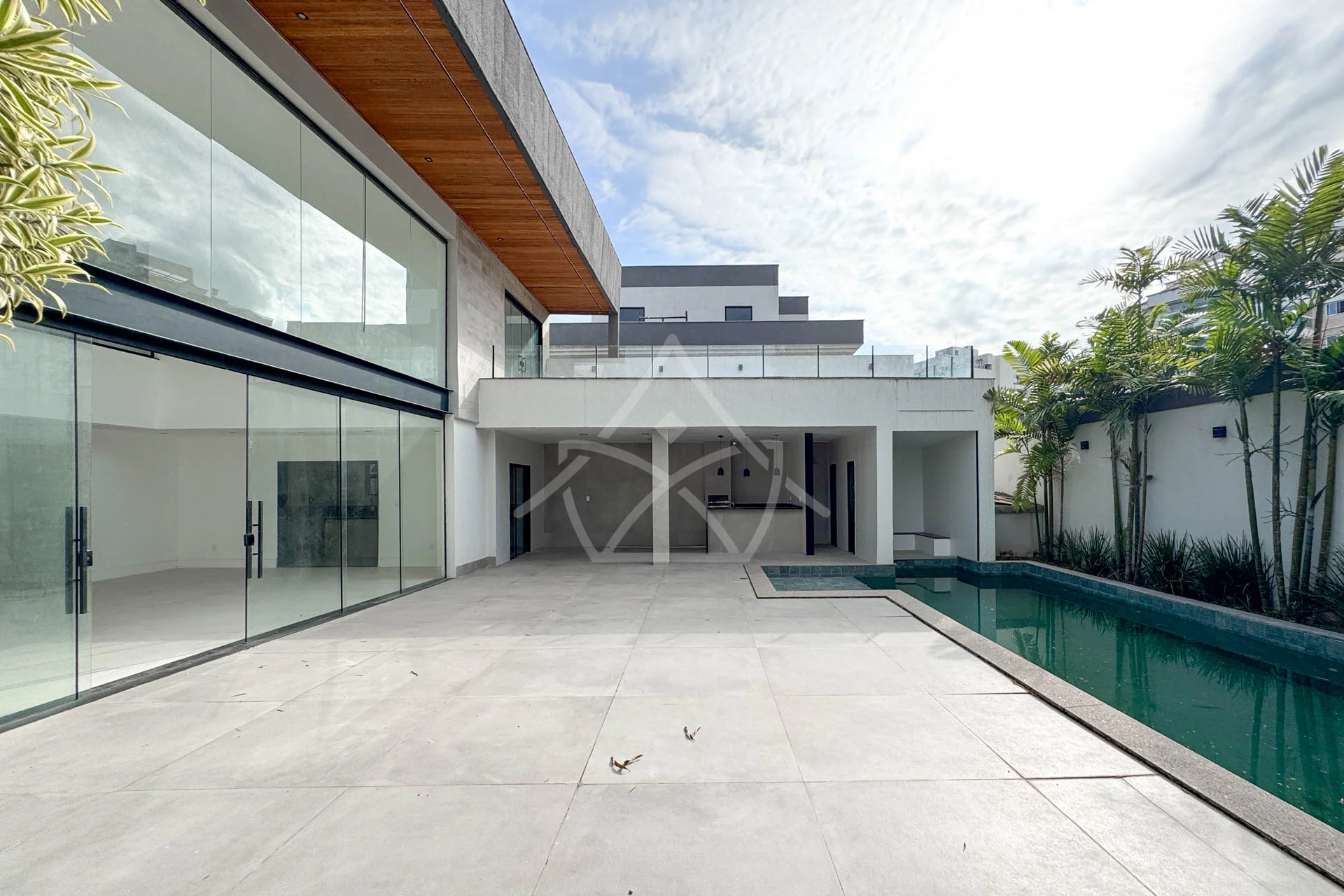 Casa à Venda com 5 Suítes, Piscina, Sauna e Espaço Gourmet