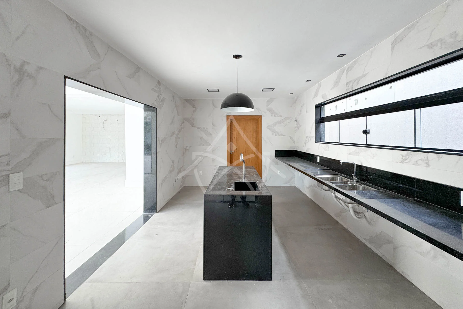 Casa à Venda com 5 Suítes, Piscina, Sauna e Espaço Gourmet