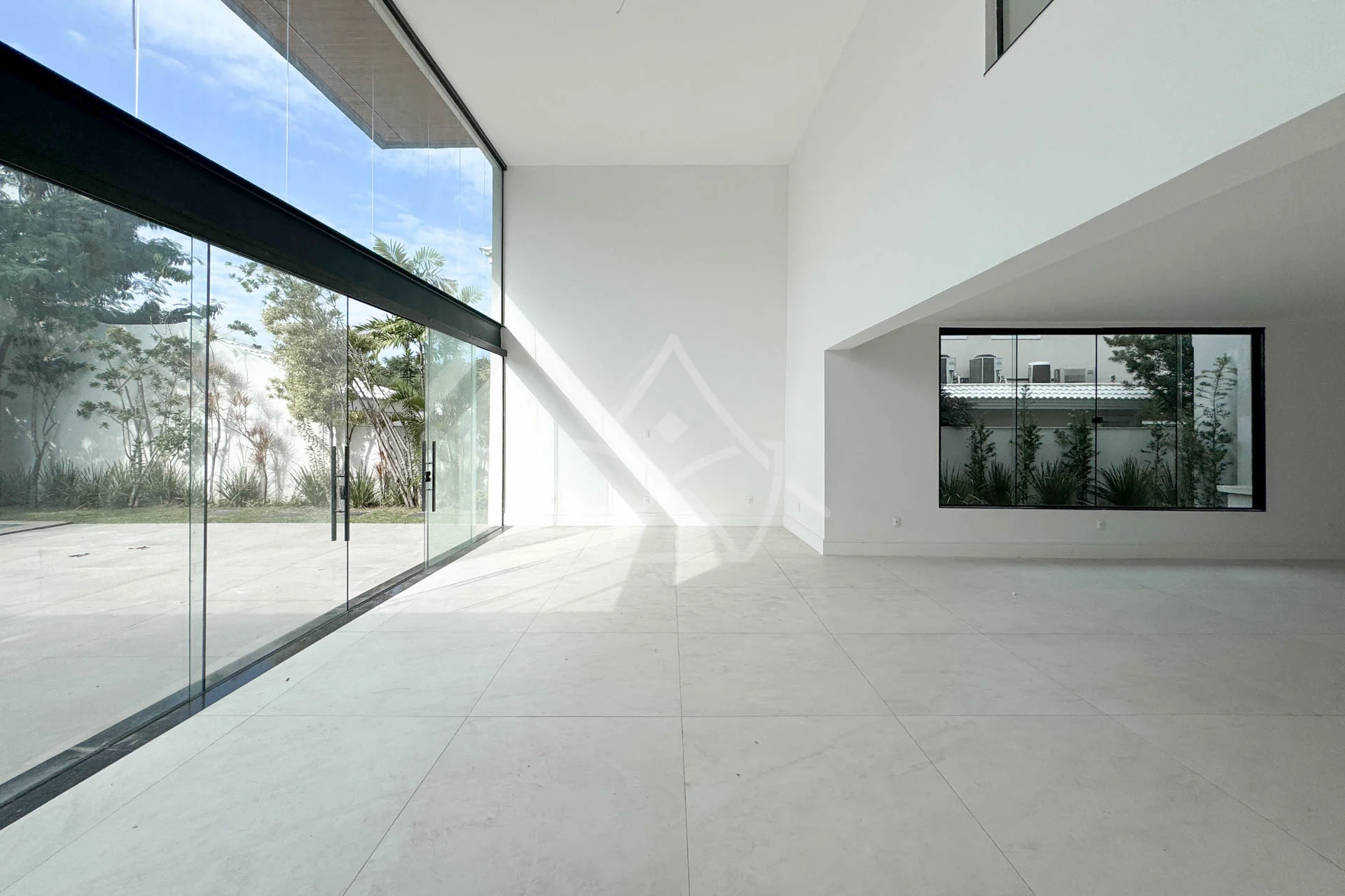 Casa à Venda com 5 Suítes, Piscina, Sauna e Espaço Gourmet