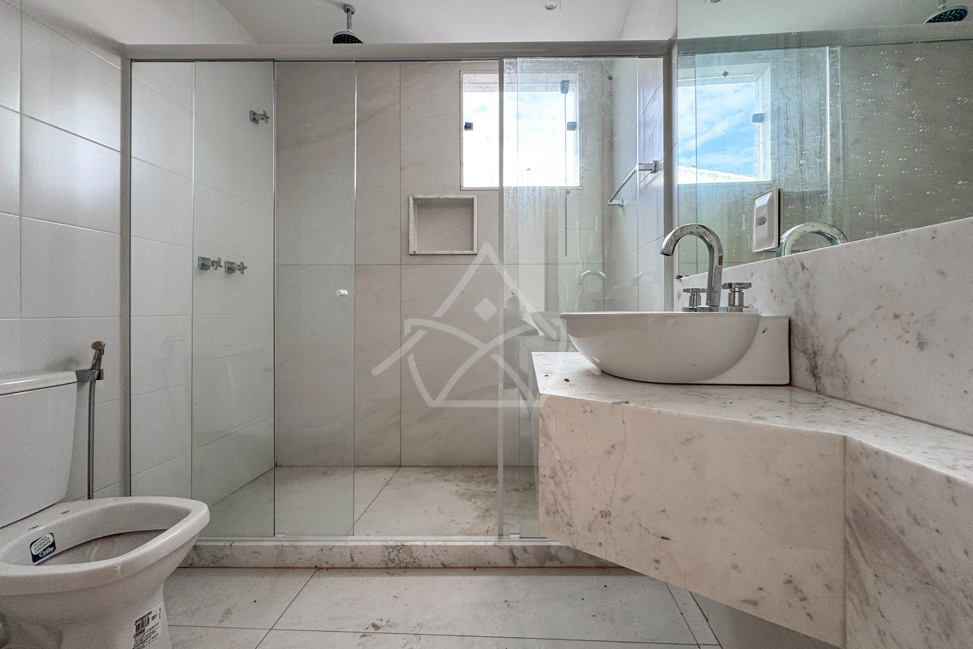 Casa à Venda com 5 Suítes, Piscina, Sauna e Espaço Gourmet