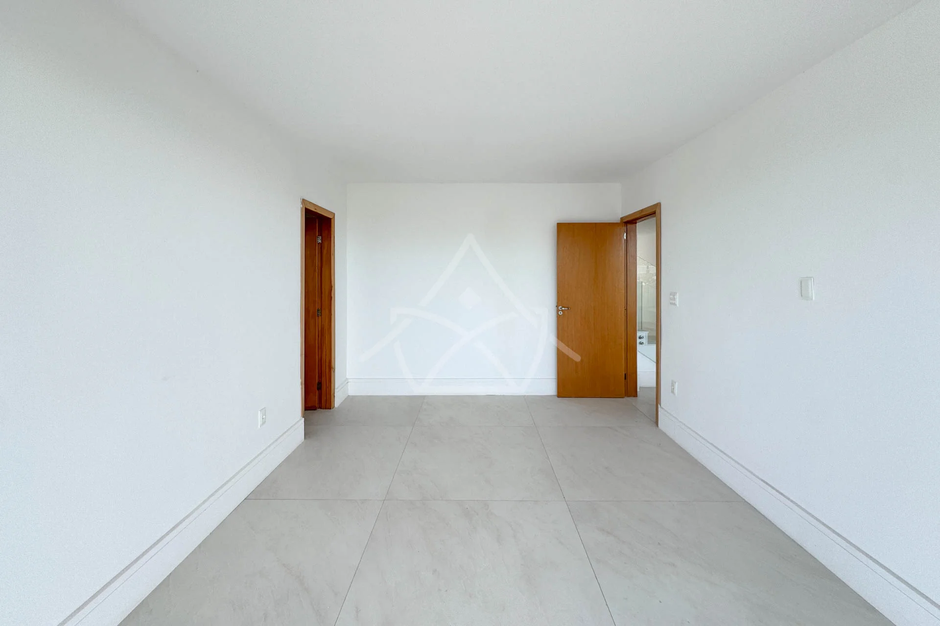 Casa à Venda com 5 Suítes, Piscina, Sauna e Espaço Gourmet