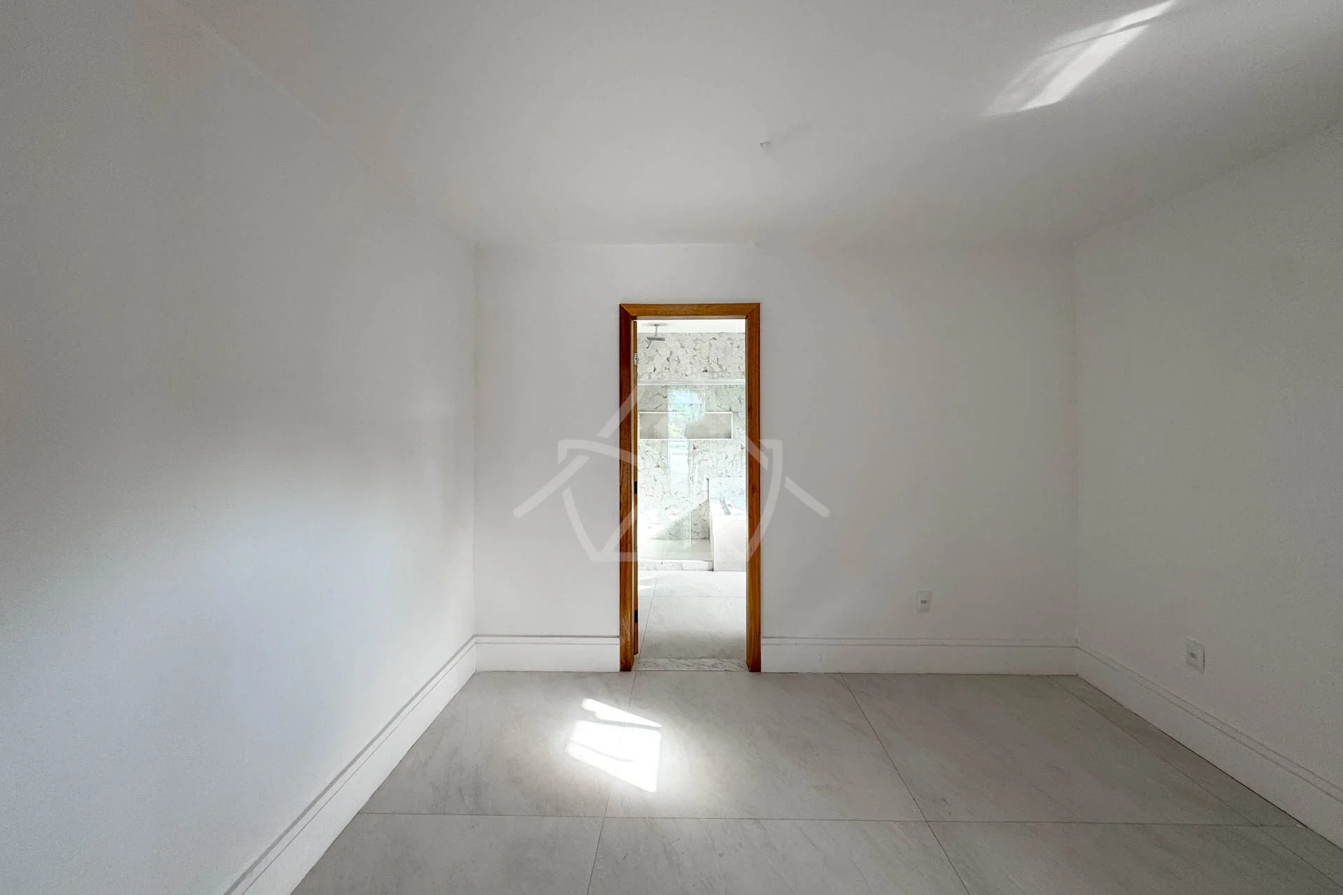 Casa à Venda com 5 Suítes, Piscina, Sauna e Espaço Gourmet