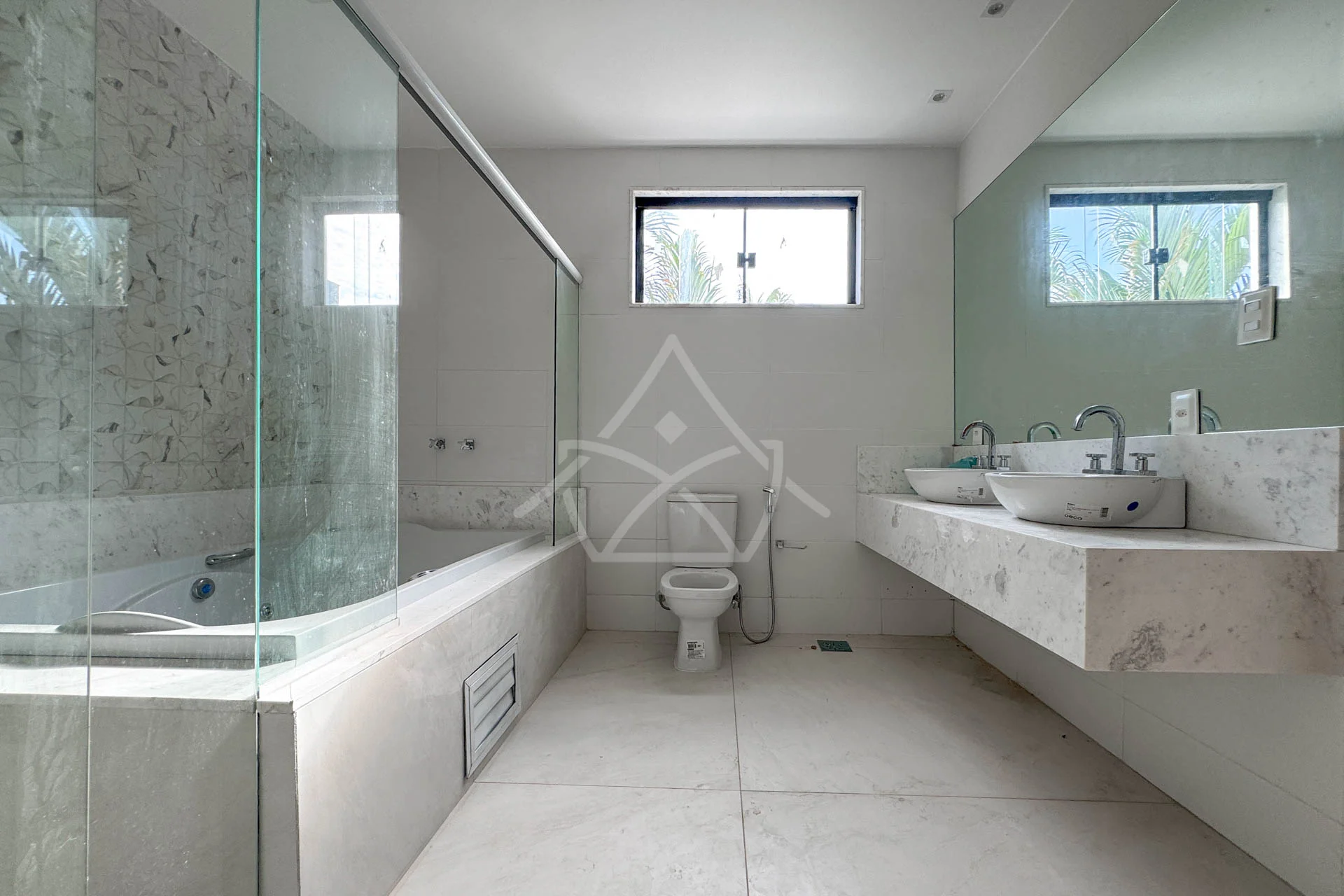 Casa à Venda com 5 Suítes, Piscina, Sauna e Espaço Gourmet