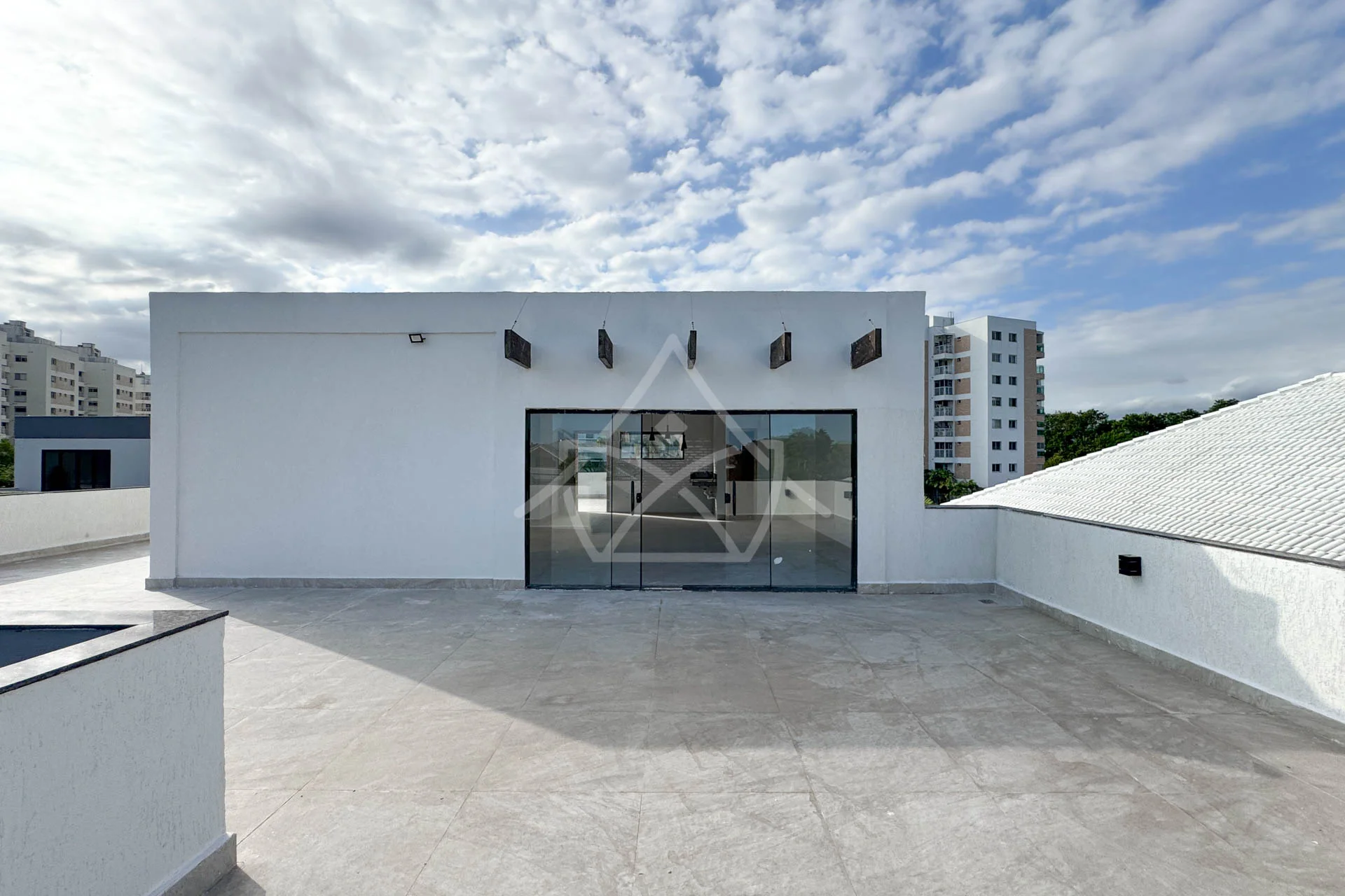 Casa à Venda com 5 Suítes, Piscina, Sauna e Espaço Gourmet
