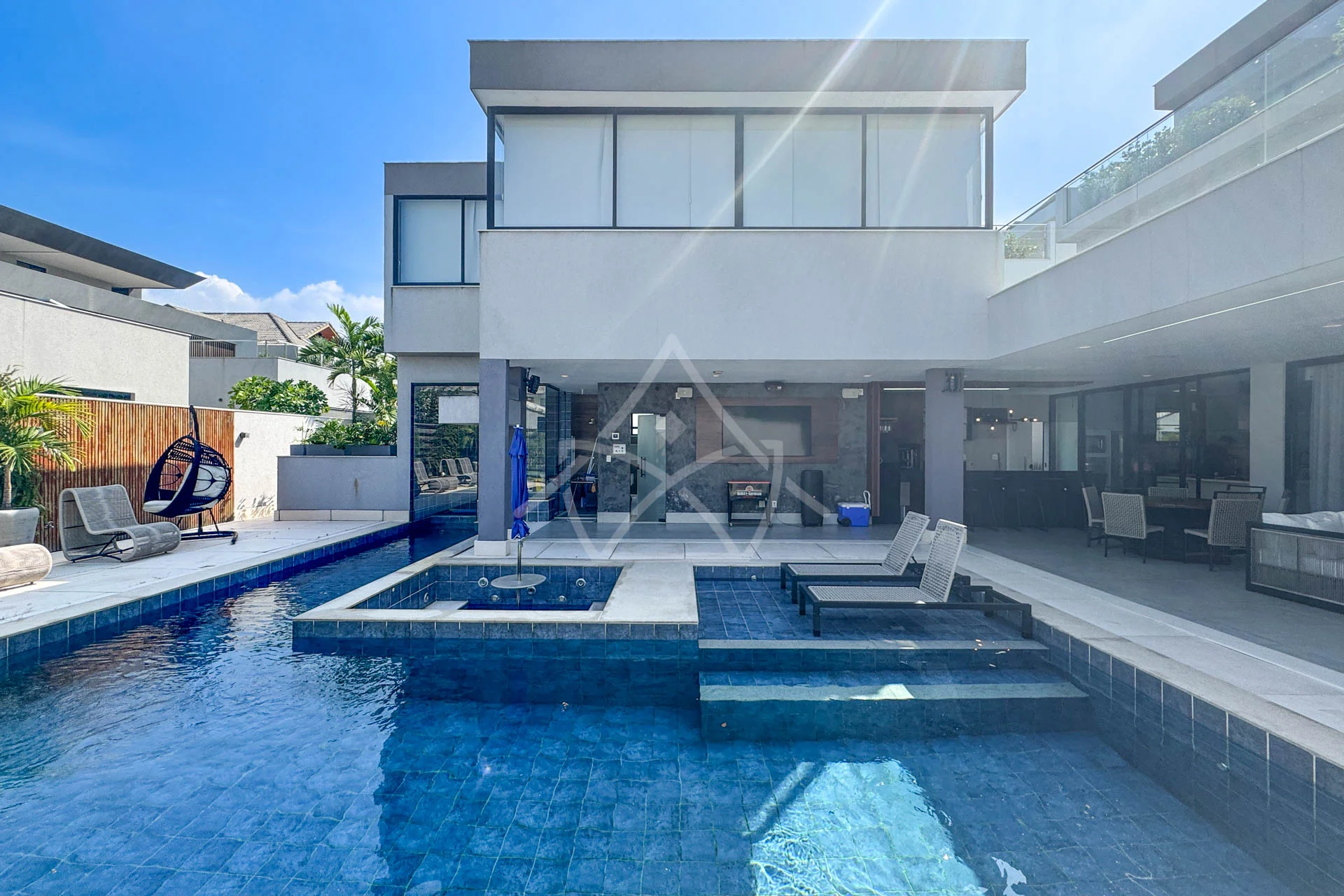 Casa com Cinema, 4 Suítes, Pub, Piscina com Hidromassagem