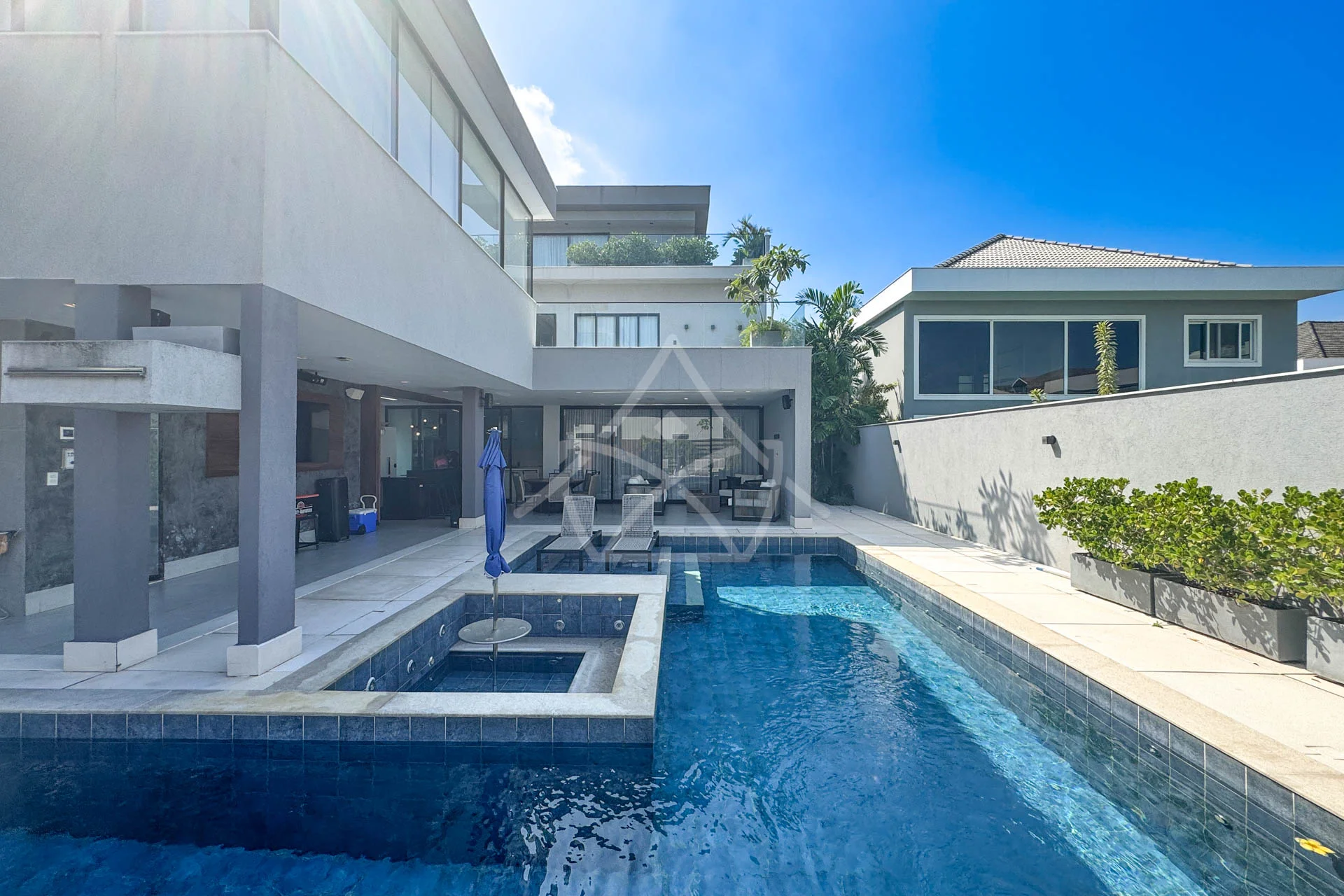 Casa com Cinema, 4 Suítes, Pub, Piscina com Hidromassagem