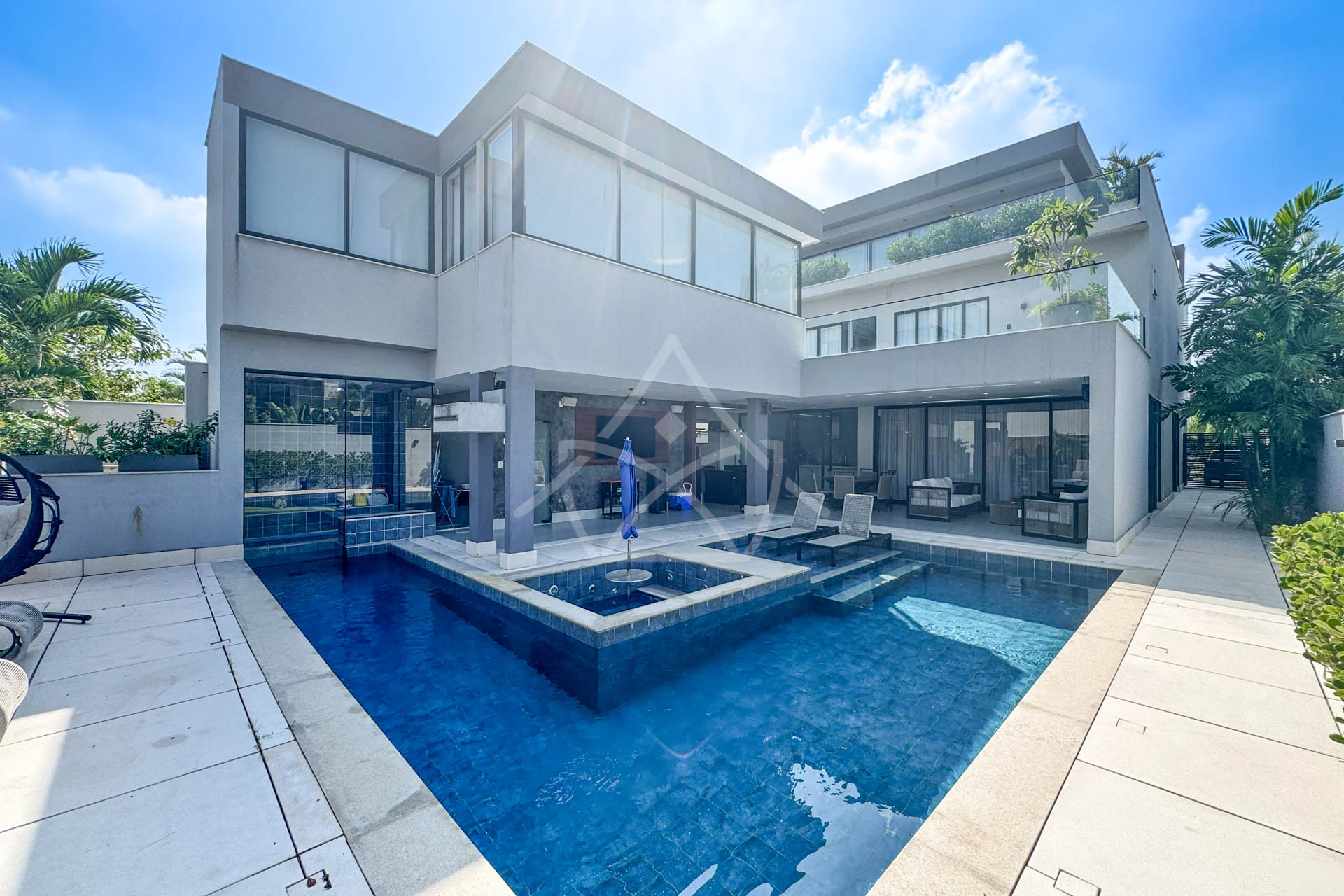 Casa com Cinema, 4 Suítes, Pub, Piscina com Hidromassagem