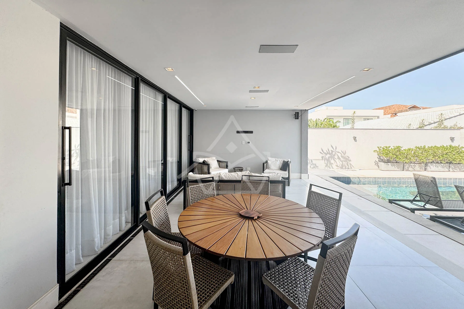 Casa com Cinema, 4 Suítes, Pub, Piscina com Hidromassagem