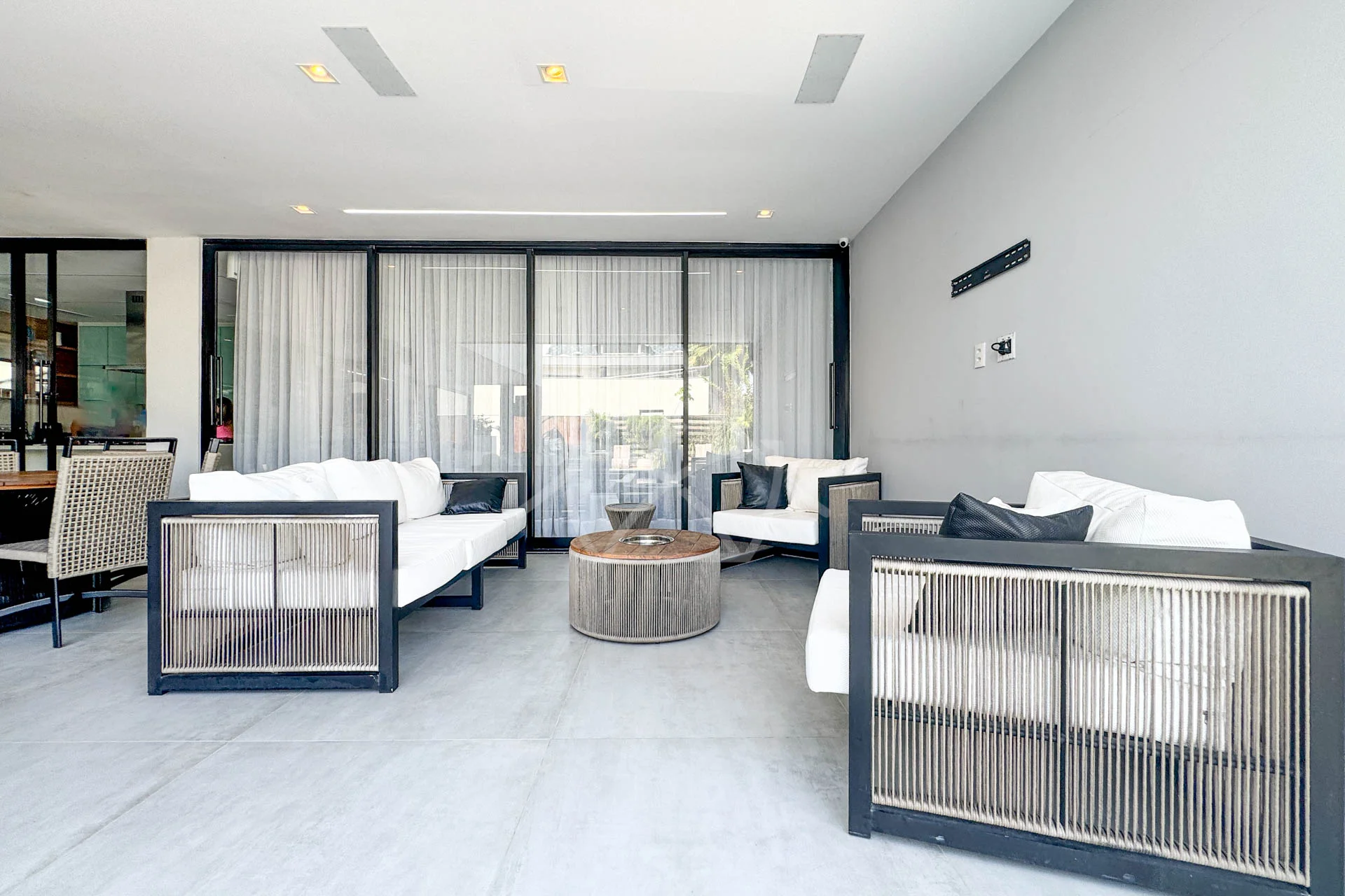Casa com Cinema, 4 Suítes, Pub, Piscina com Hidromassagem
