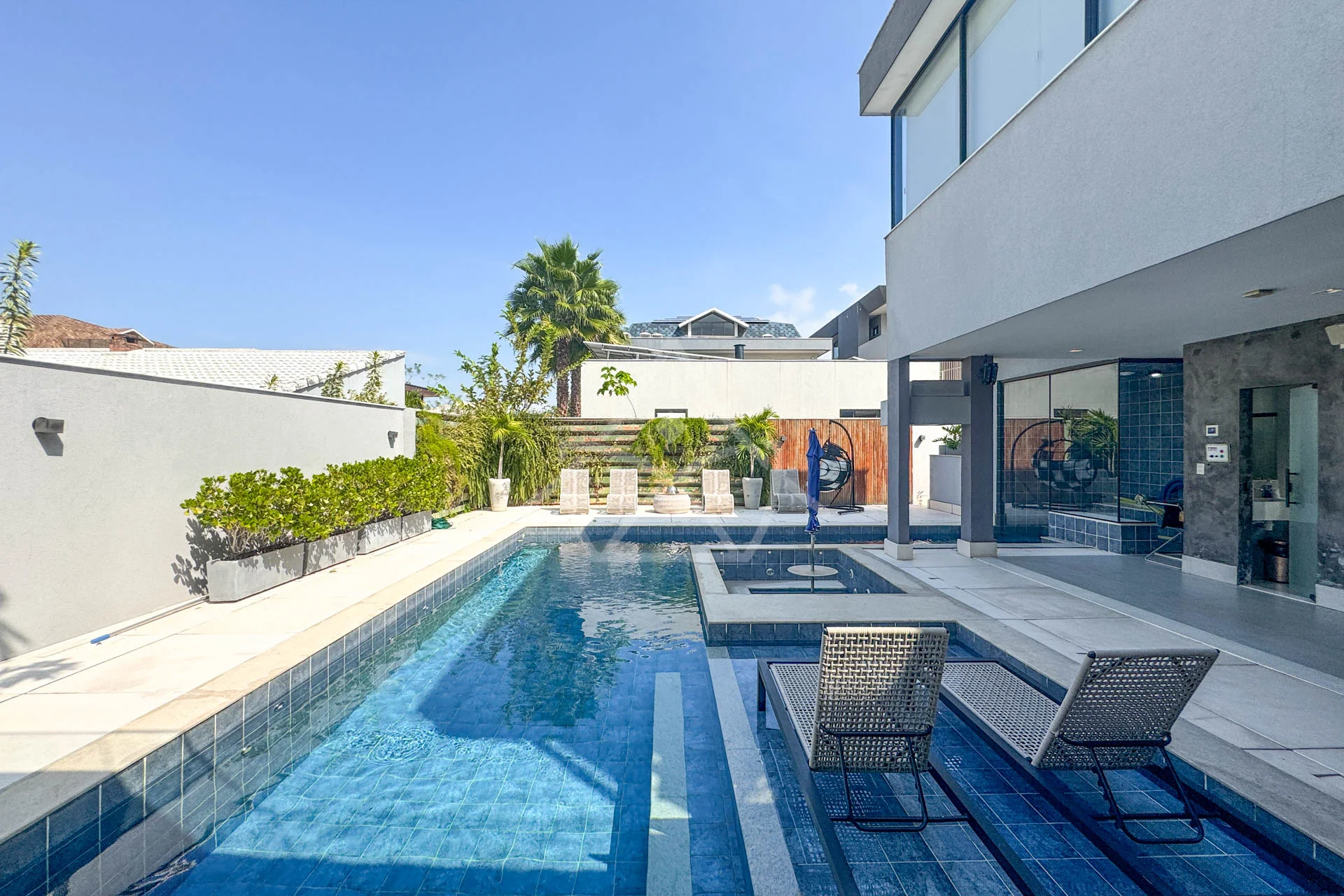 Casa com Cinema, 4 Suítes, Pub, Piscina com Hidromassagem