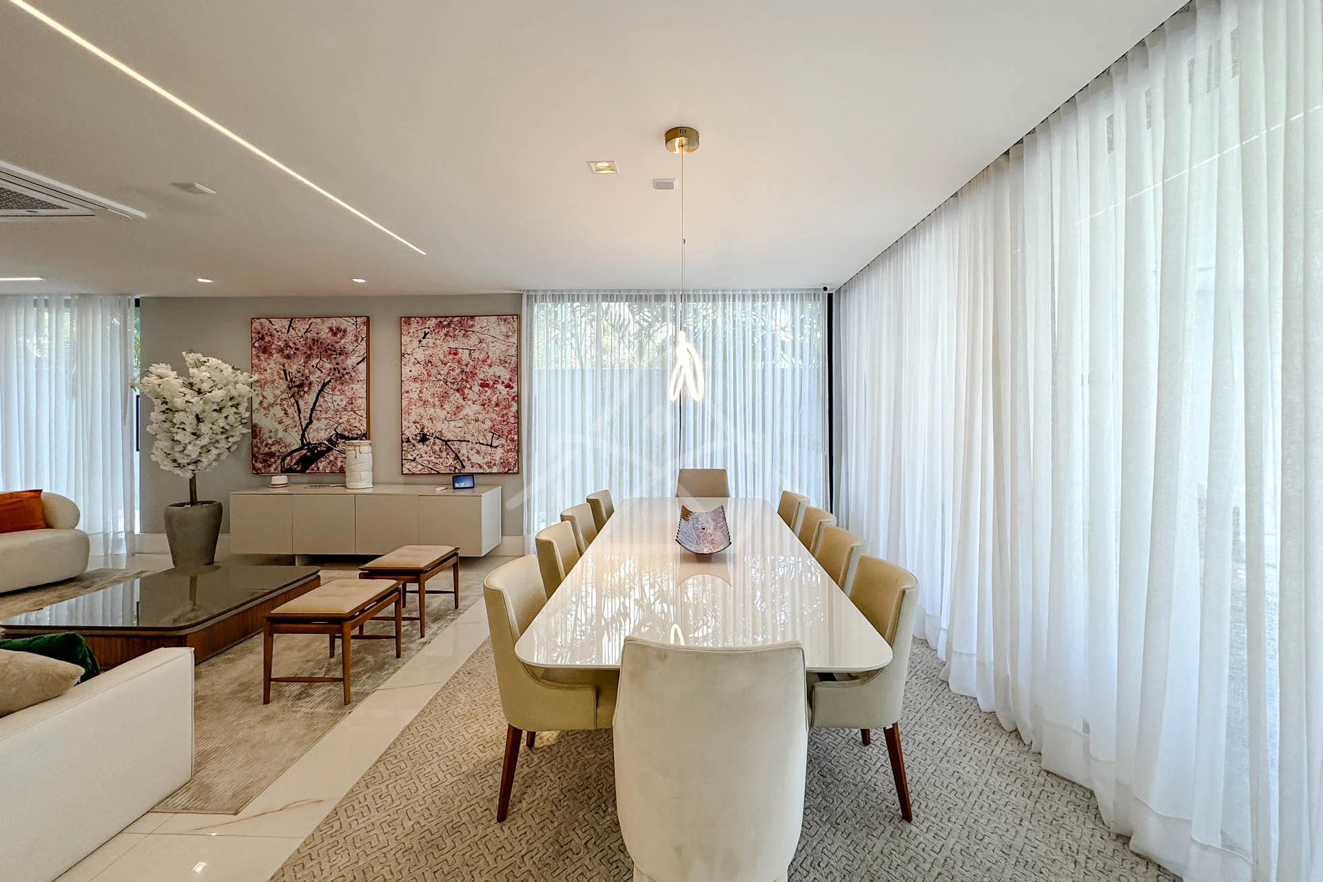 Casa com Cinema, 4 Suítes, Pub, Piscina com Hidromassagem