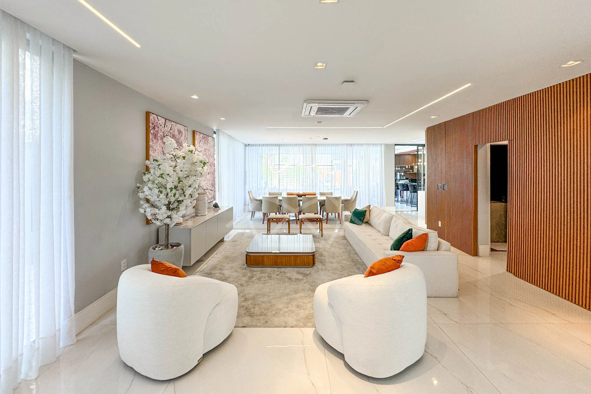 Casa com Cinema, 4 Suítes, Pub, Piscina com Hidromassagem