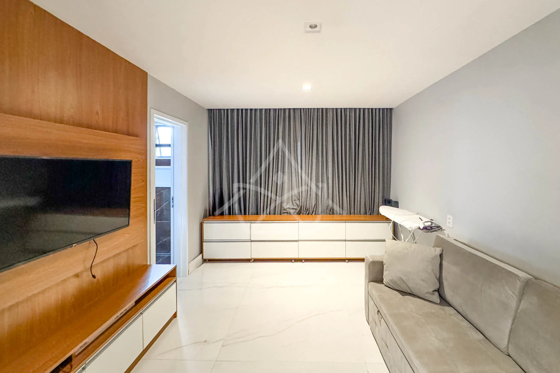 Casa com Cinema, 4 Suítes, Pub, Piscina com Hidromassagem