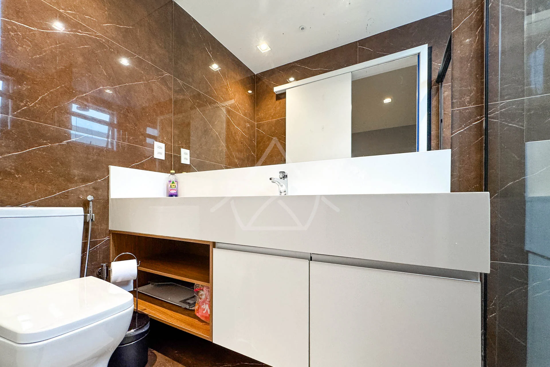 Casa com Cinema, 4 Suítes, Pub, Piscina com Hidromassagem